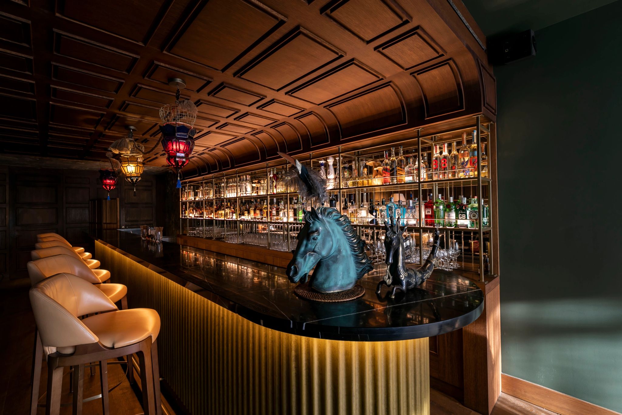 poltronas de couro - balcao rustico - bar sofisticado escondido