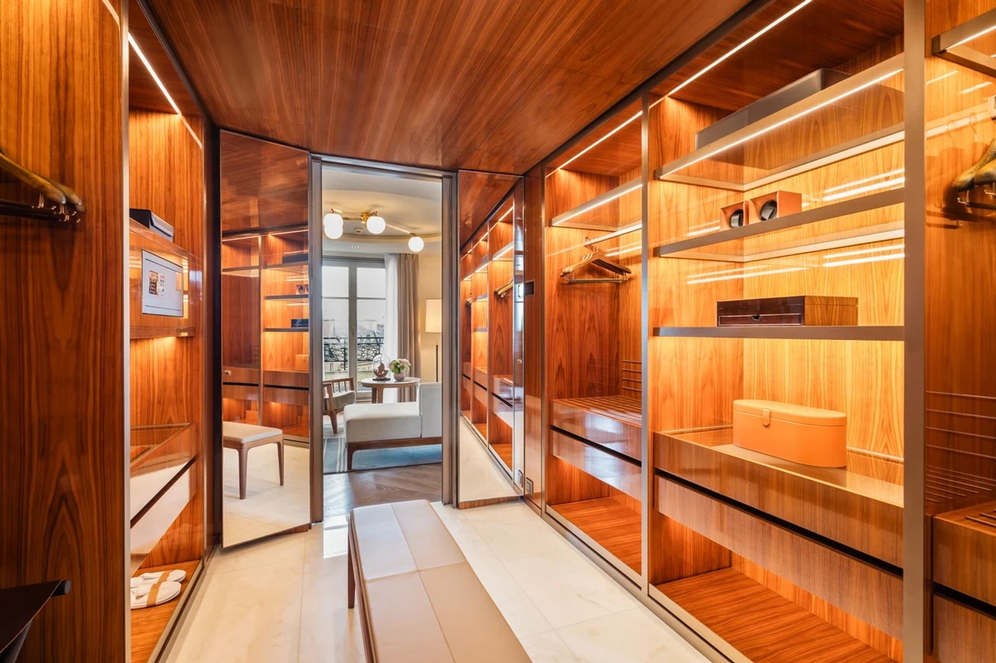 Grand Appartement Rive Gauche closet moderno - closet de luxo - closet espaçoso