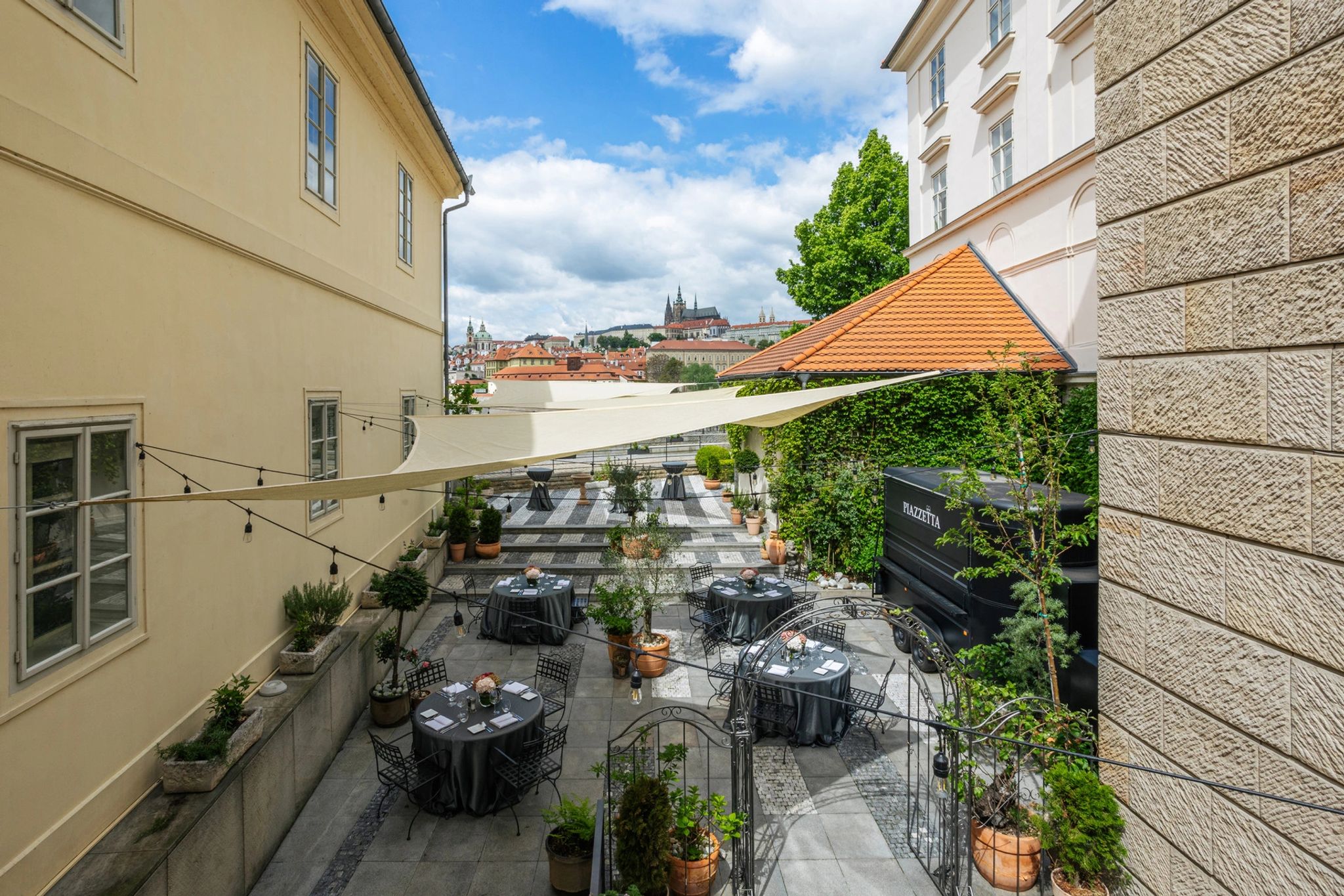 Four Seasons Hotel Prague terraço decorado com vista para o centro historico de praga