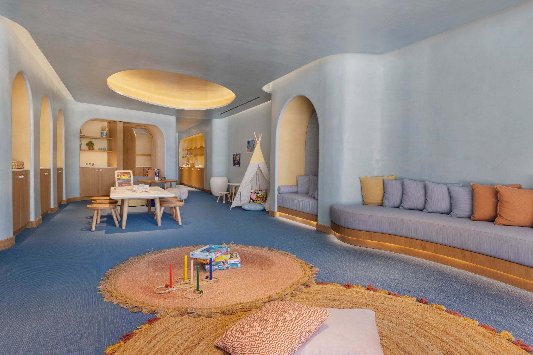 Kids Club sala de atividades colorida - puffs azuis - brinquedos de madeira