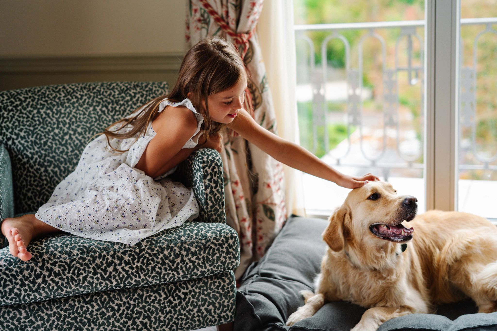 Hotel Pet Friendly hospede relaxando em quarto de luxo com pet