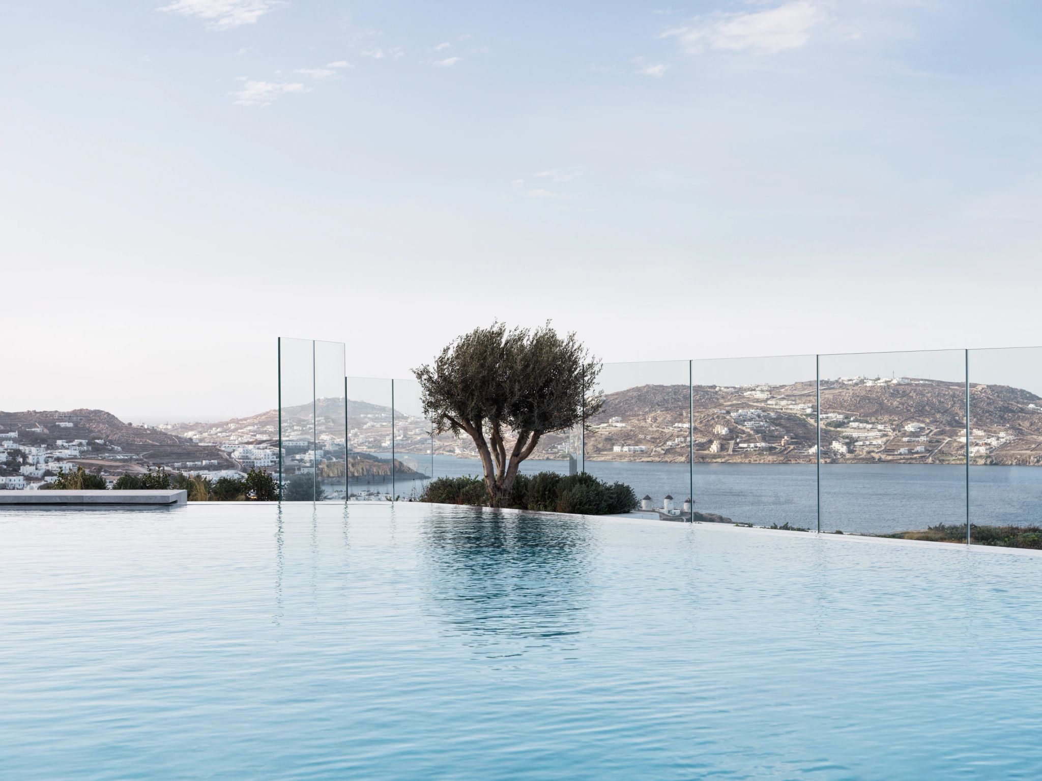 Piscina piscina de borda infinita-vista completa para o mar egeu-por do sol-hotel deos mykonos