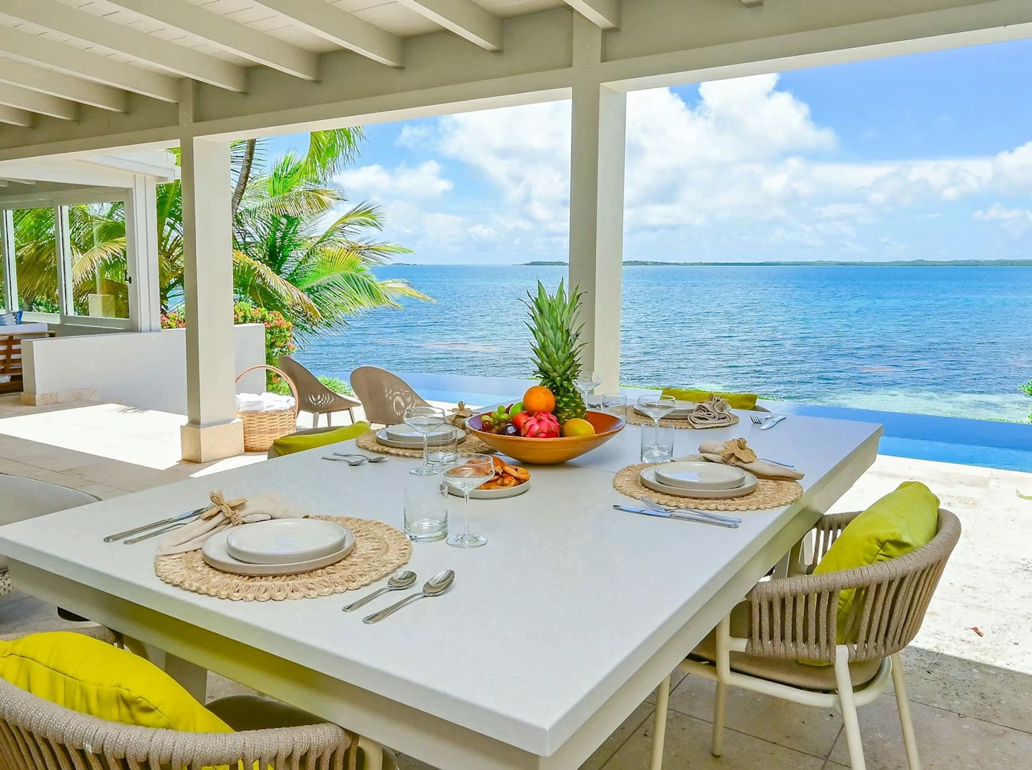mesa externa jantar - terraco coberto - refeicao vista mar