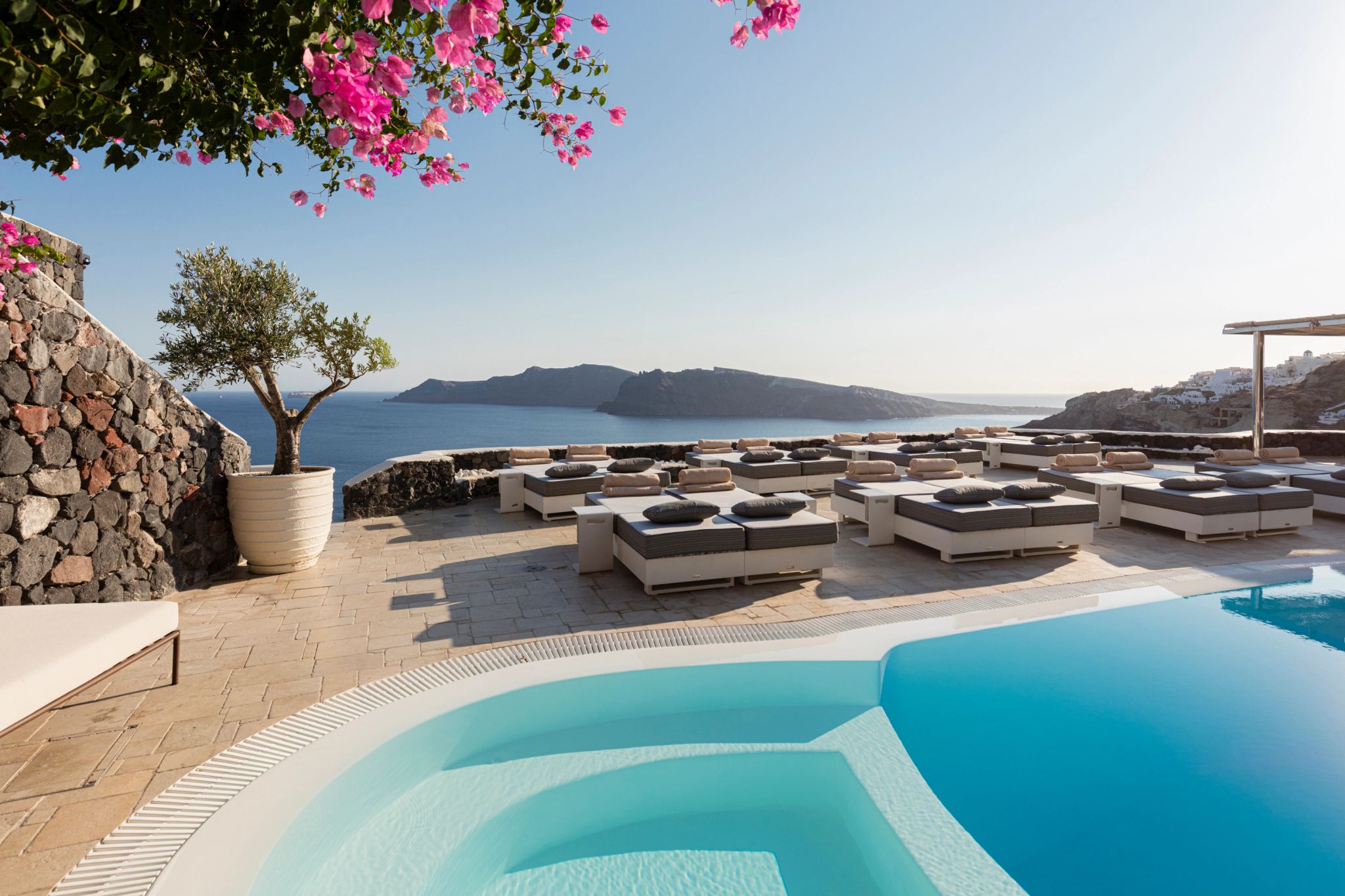 Piscina do hotel area de piscina - banho de sol - piscina externa - vista mar