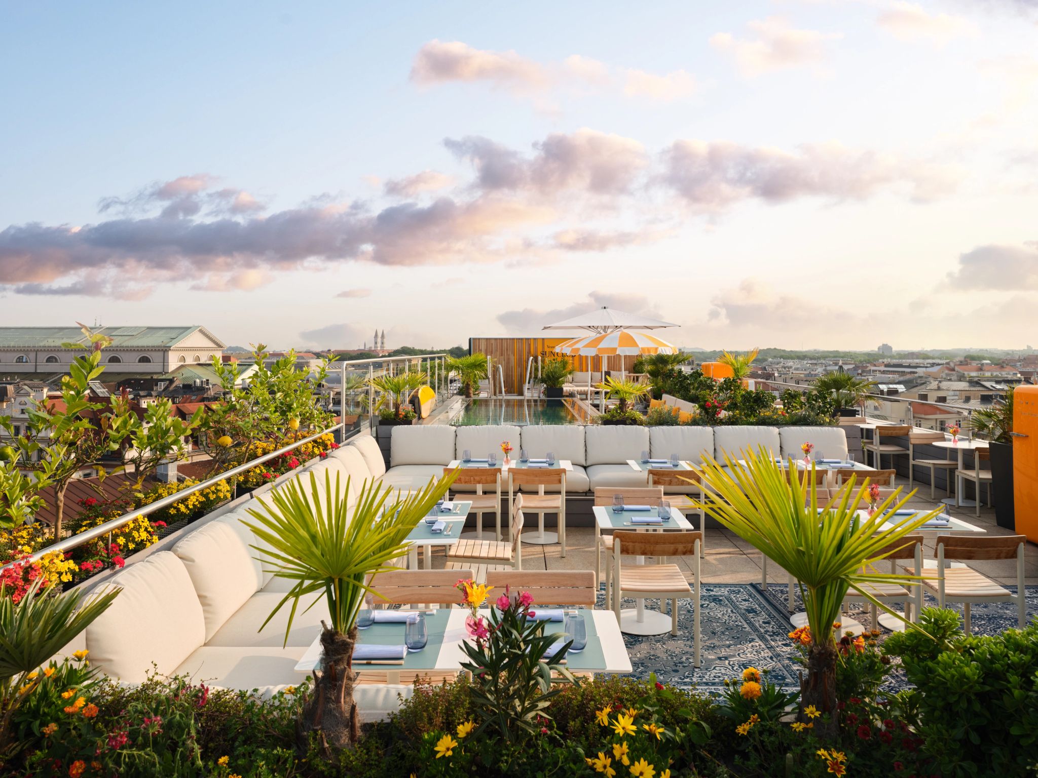 por do sol rooftop - hotel de luxo munich - lounge sofisticado