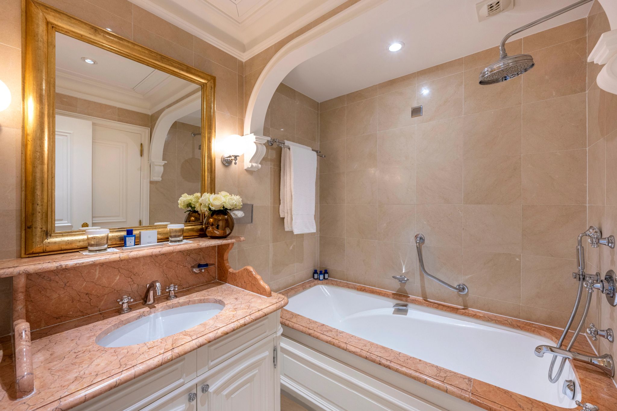 banheiro de luxo – bannheira de imersao – banheira em marmore - quarto com banheira