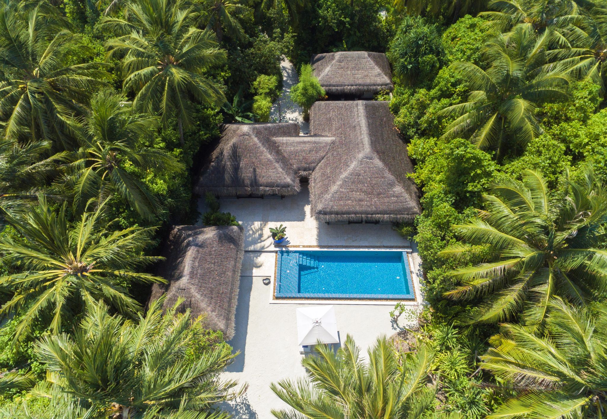 vila na natureza - piscina da suite - vila de luxo