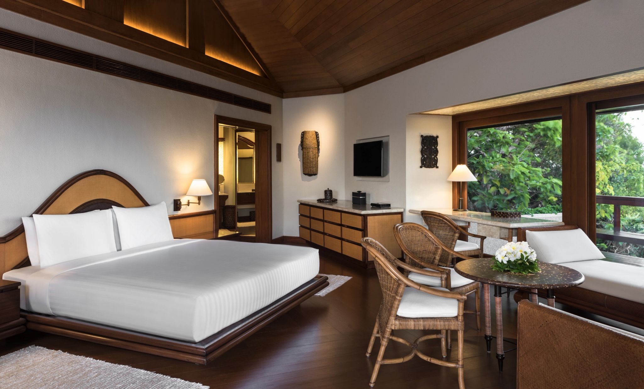 Treetop Casita   design em madeira – quarto de hotel - cama king – quarto amplo