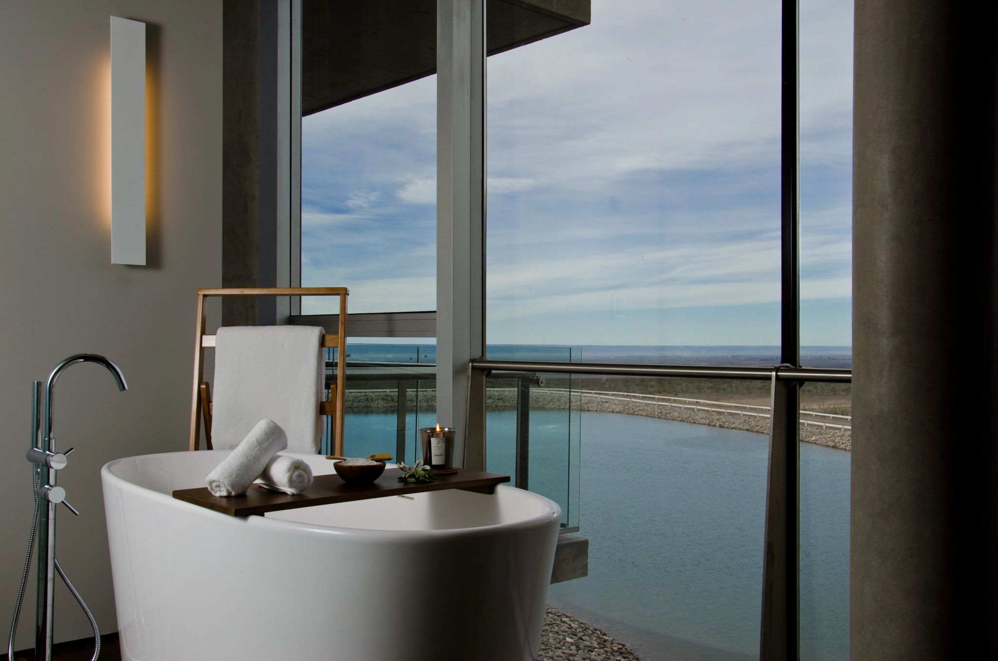 Laguna Suite banheira de imersao - vista lago - janela grande