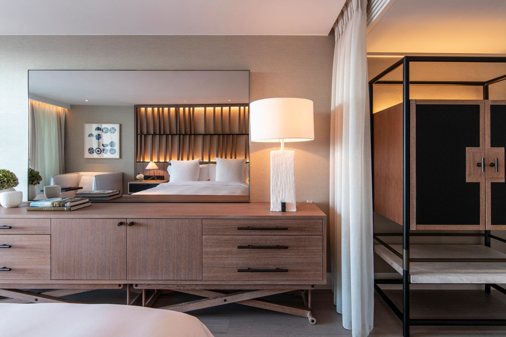 Nafsika Sea View quarto com closet - closet moderno - decoraçao moderna