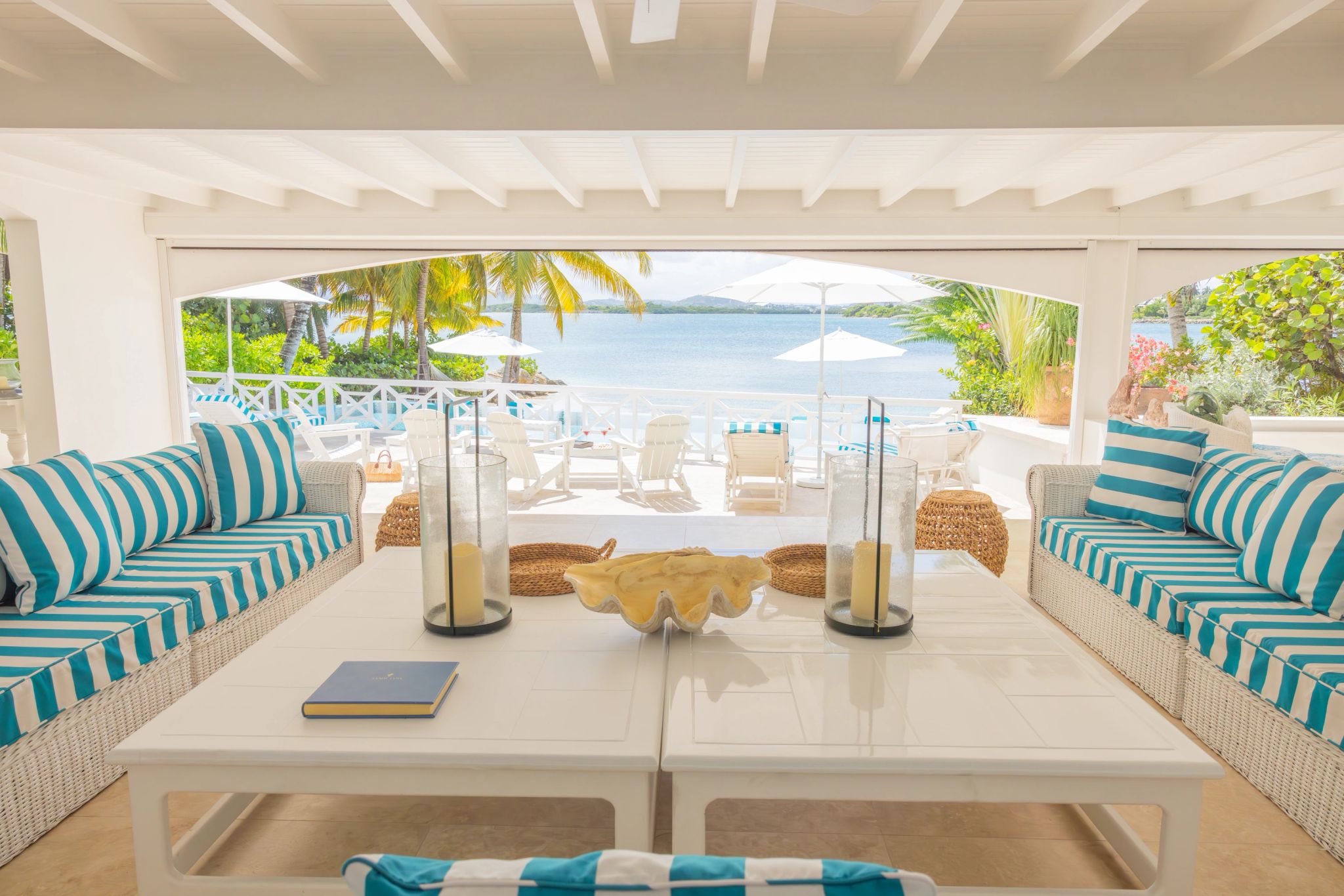 Sandy Cove sala de estar - sala moderna - sala chique