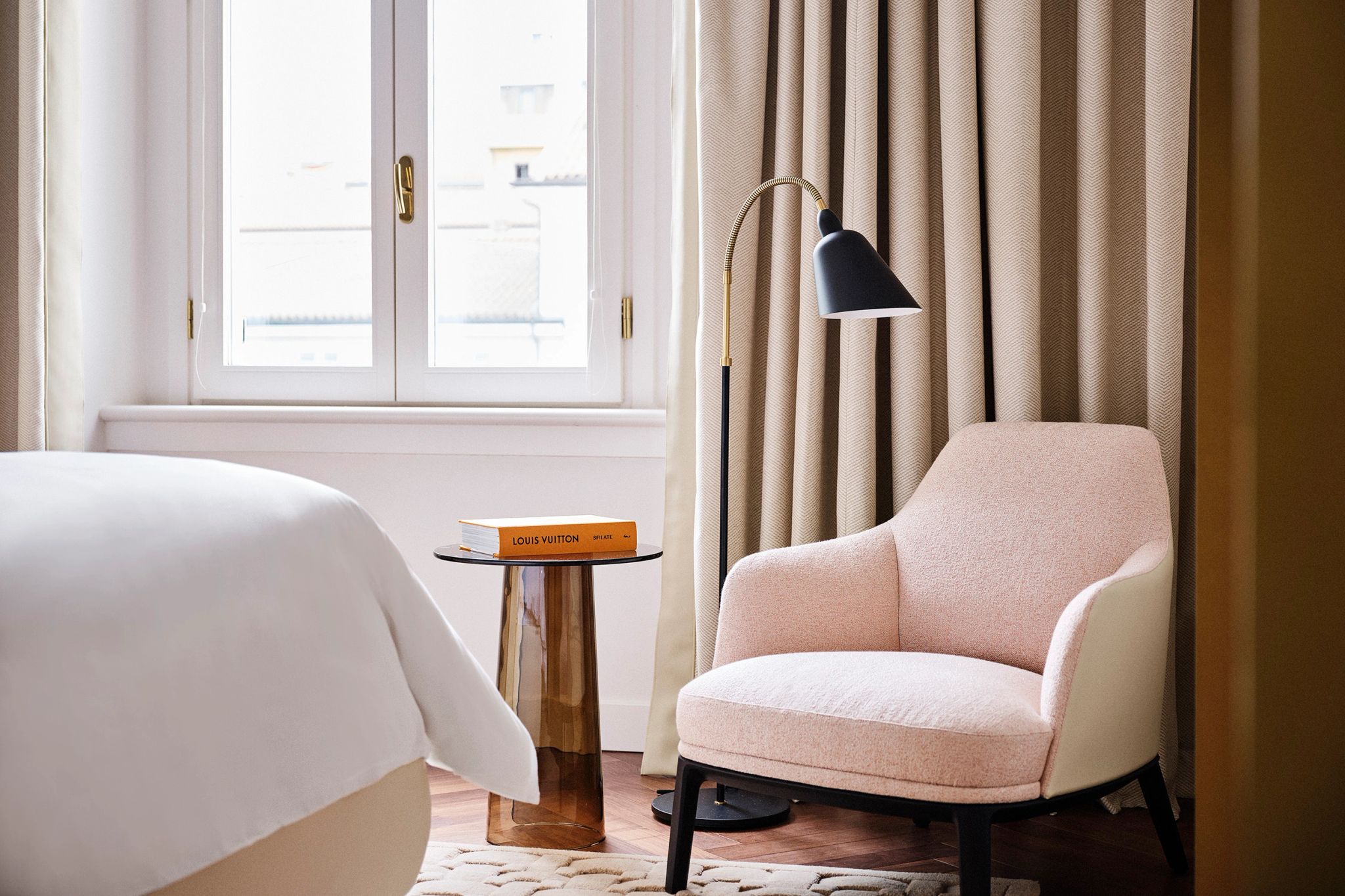 Executive Suite suite ampla - suite casal - cama king - decoraçao rosa - tons neutros