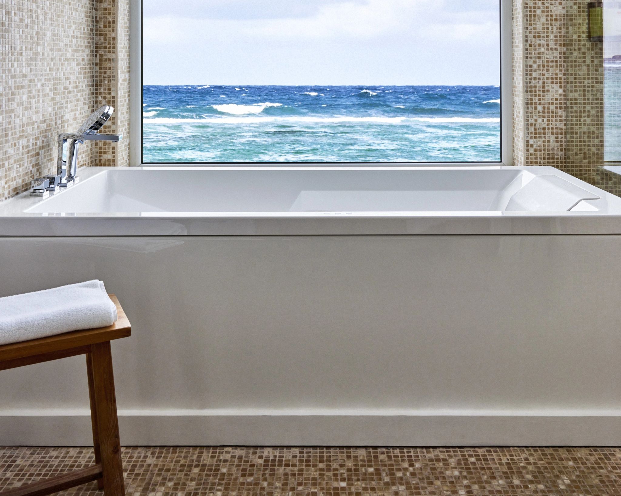 Admiral Suite banheiro vista mar - banheira de imersao - banho premium