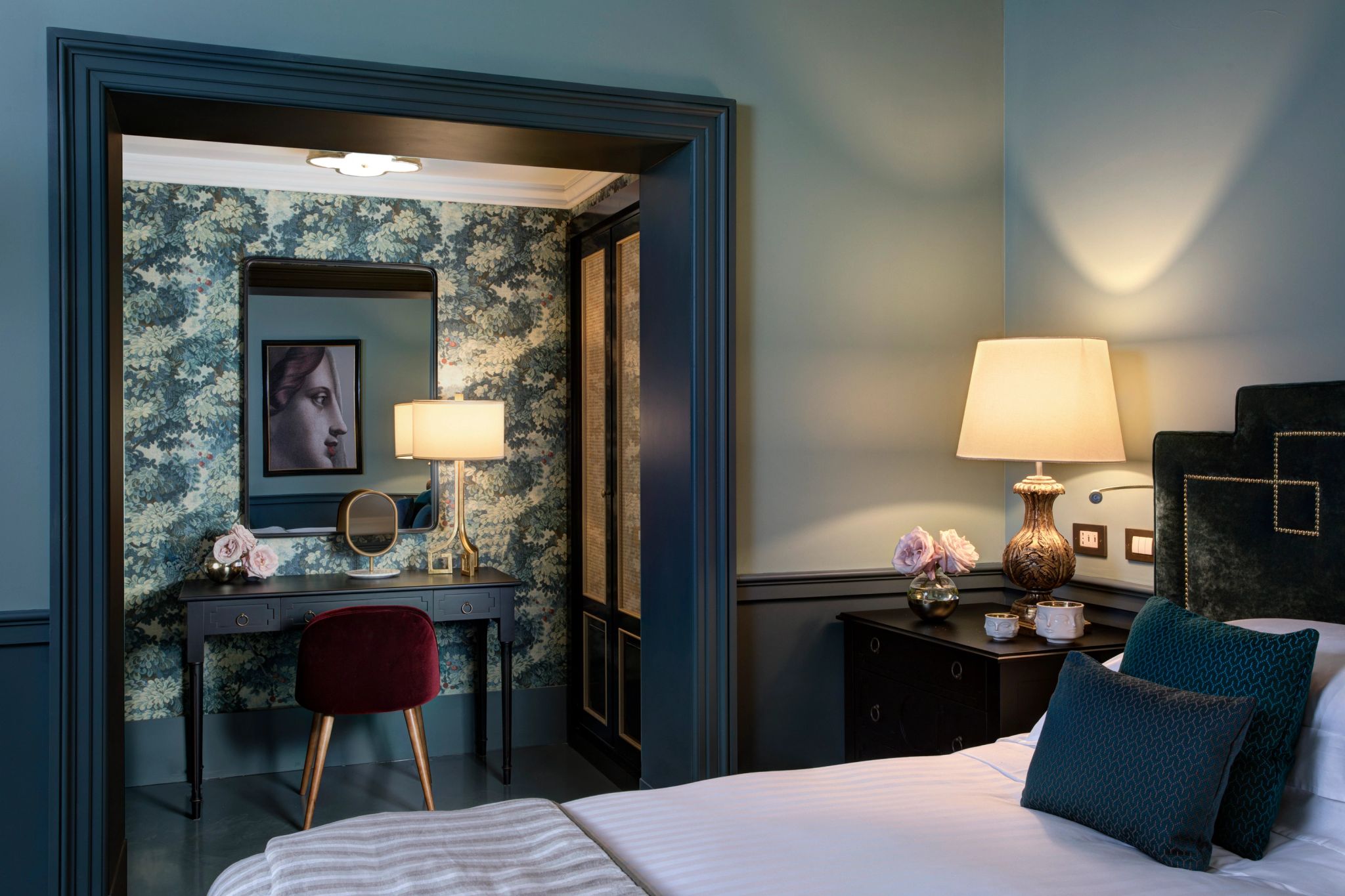 Spagna Penthouse Terrace decoraçao classica - penteadeira classica - cama king