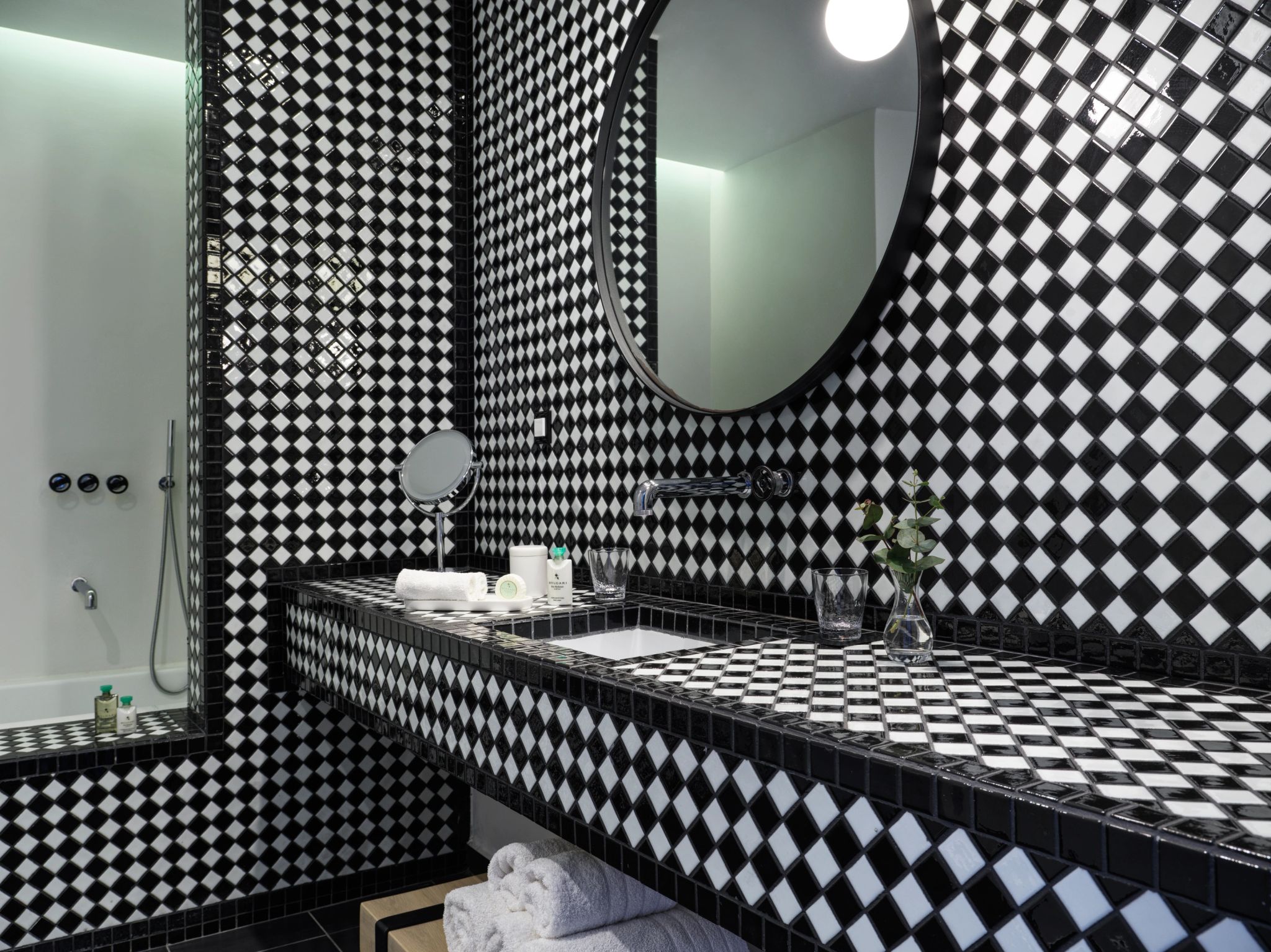 Honeymoon Jetted Tub Suite Sea View banheiro vintage - preto e branco - decoraçao pb