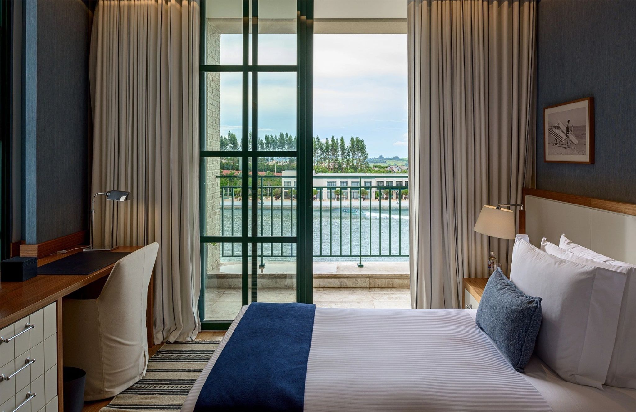 Deluxe King Vista Surf suite com vista - suite vista piscina - suite espaçosa