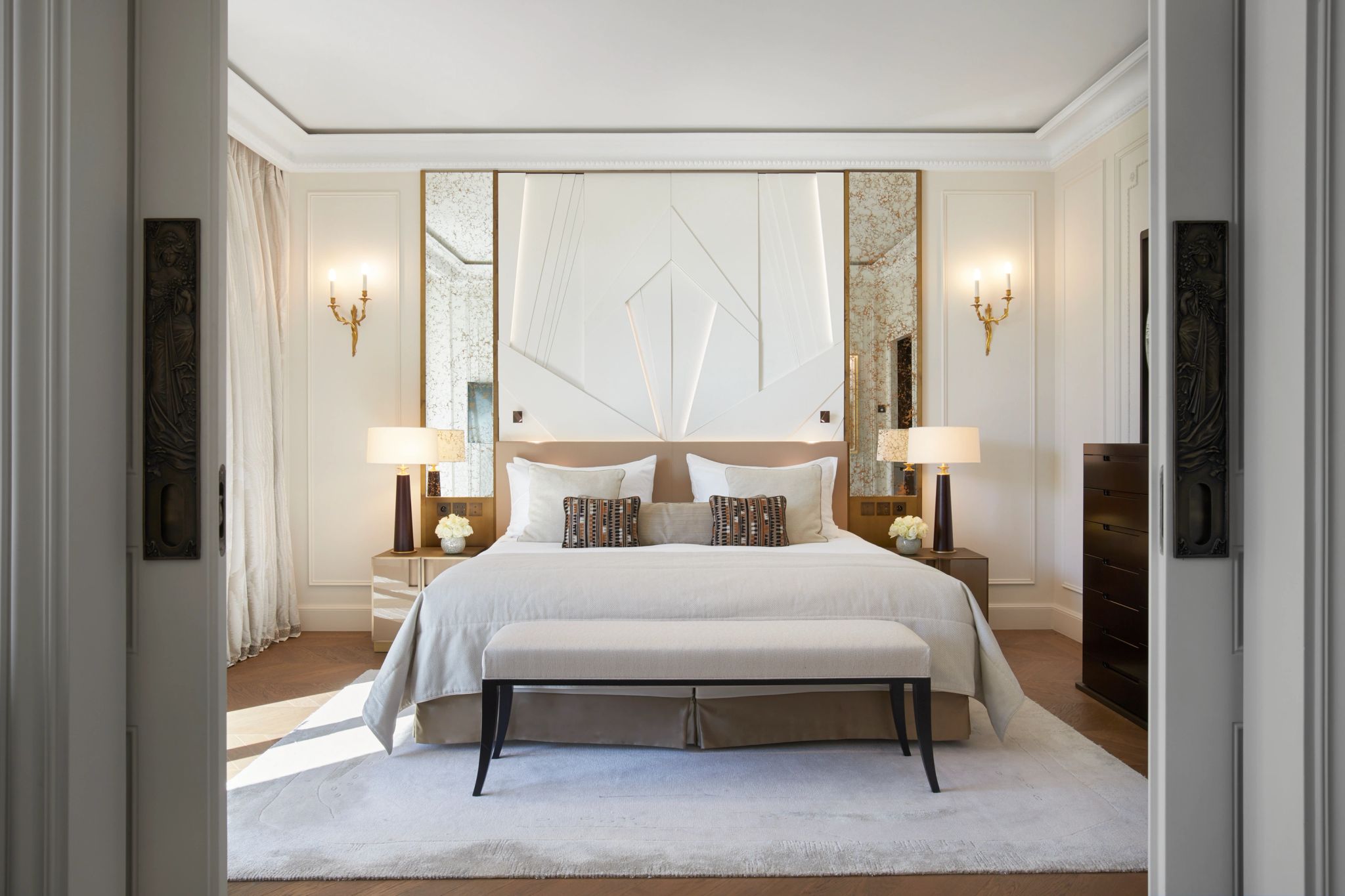 cama king – design de luxo – suite luxuosa