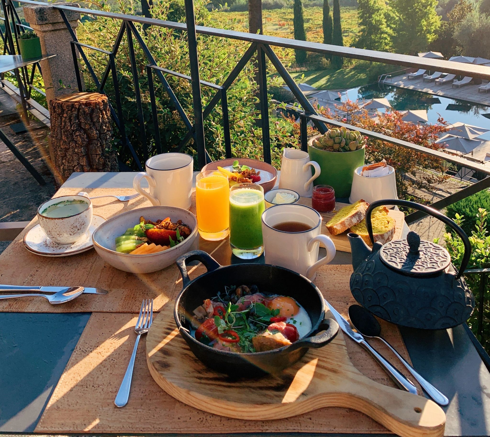 mesa cafe manha - varanda externa hotel - vista vale douro