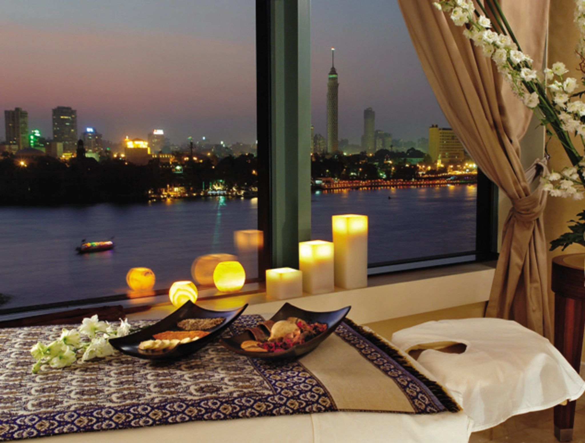 sala de spa de hotel com vista para o nilo e velas decorativas