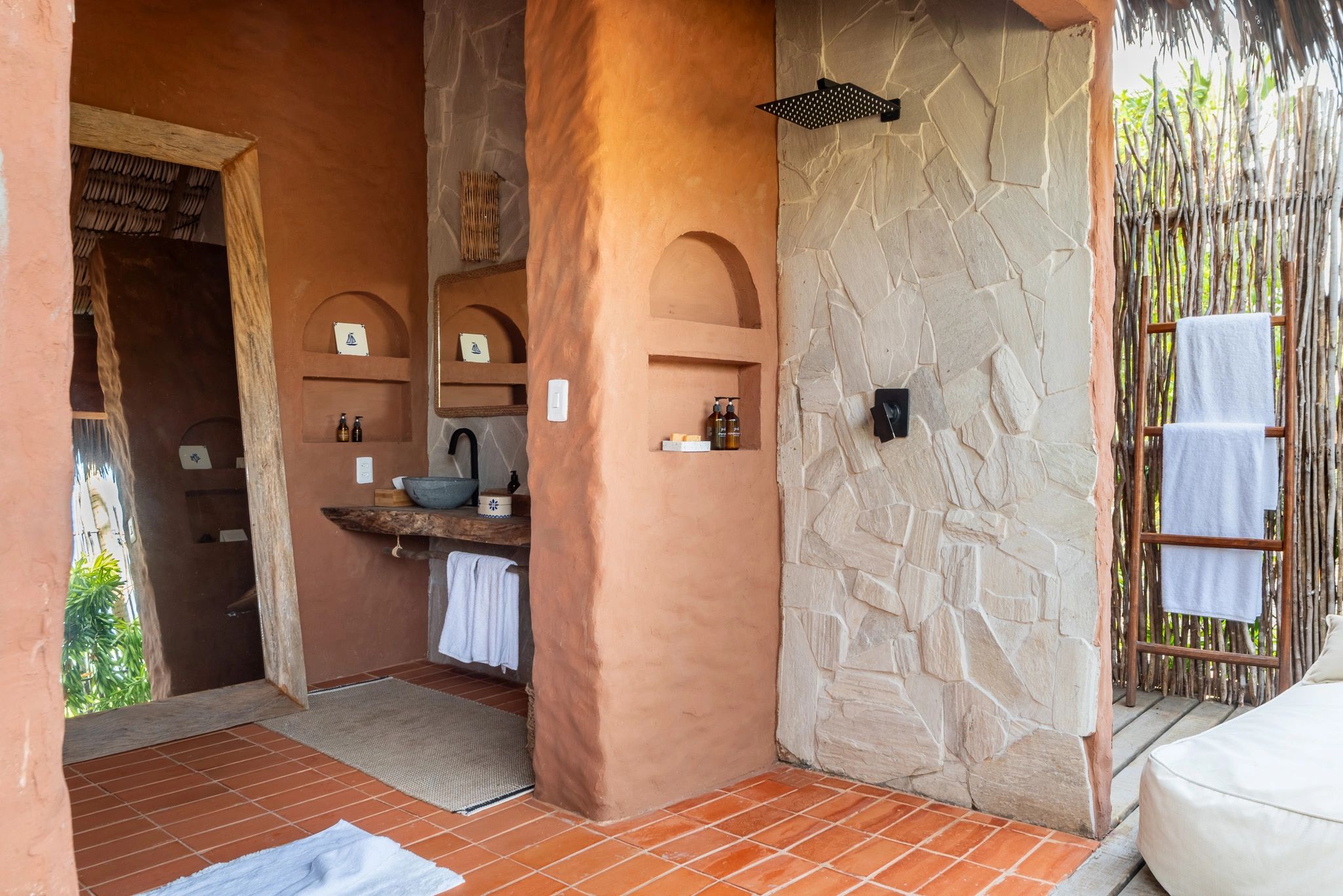 banheiro aberto - chuveiro alta pressao - design rustico