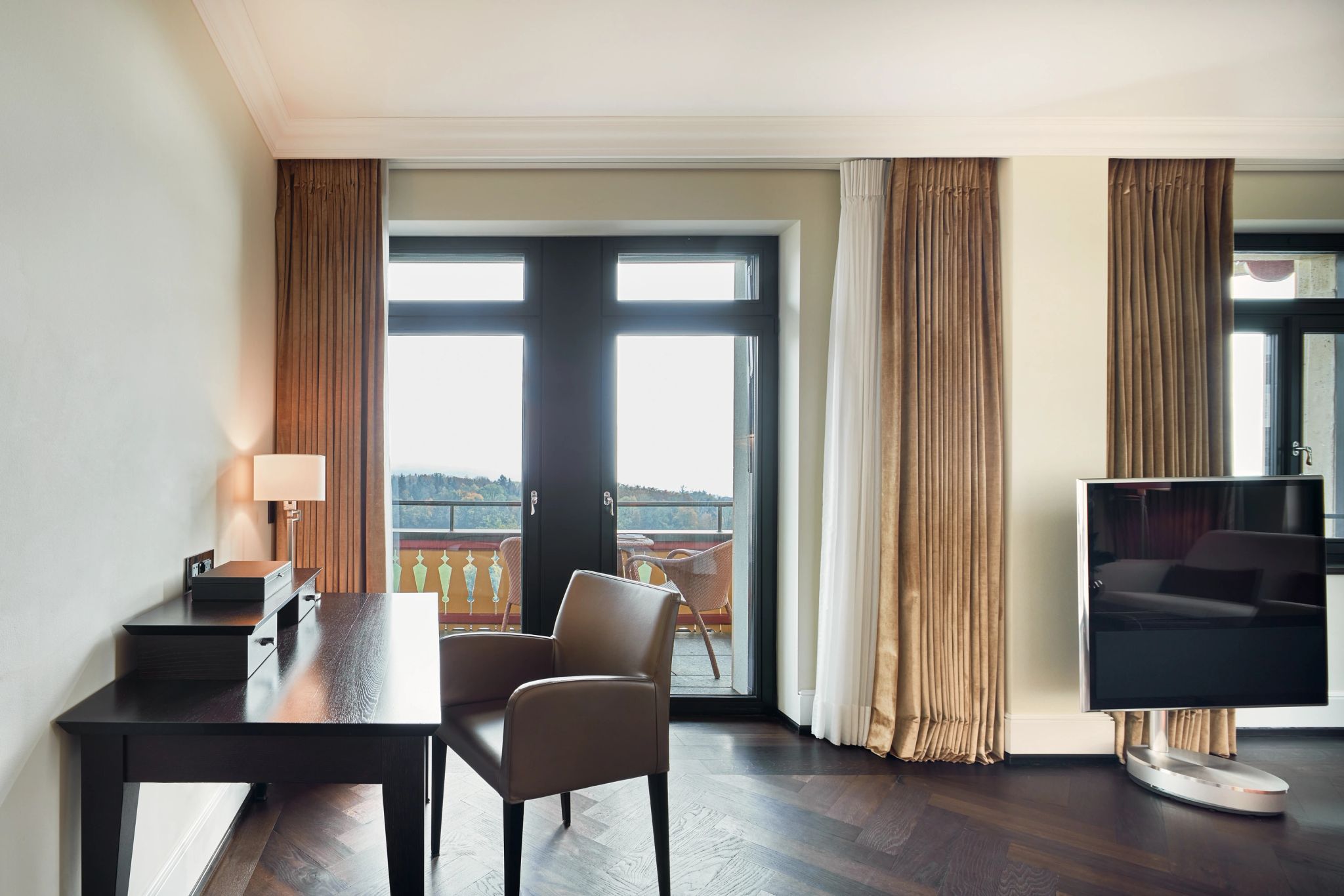 mesa de escritorio – suite com varanda – suite com vista - vista zurique - escritorio particular