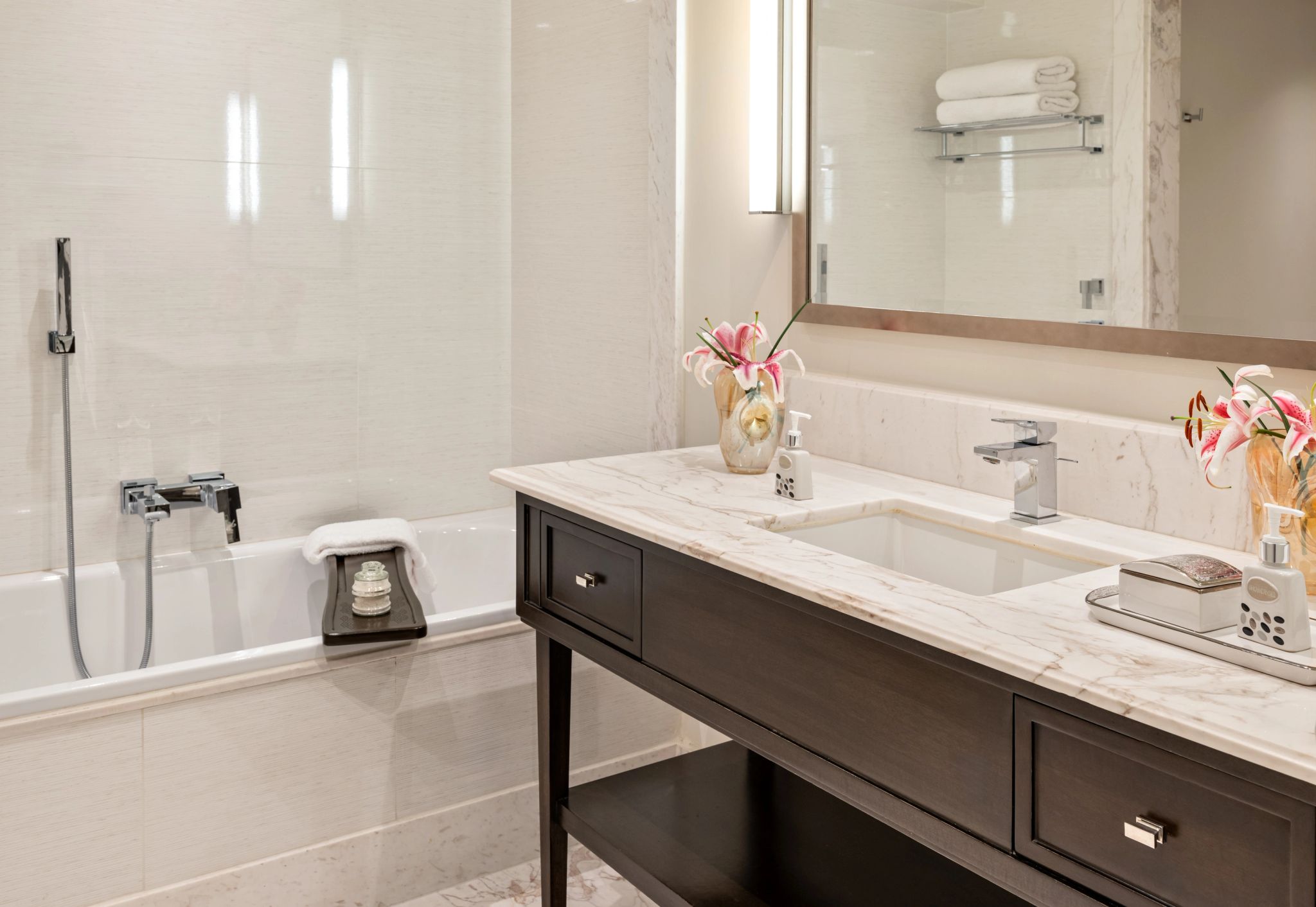 Club Deluxe Junior Suite banheira de imersao - banheiro em marmore - banho premium