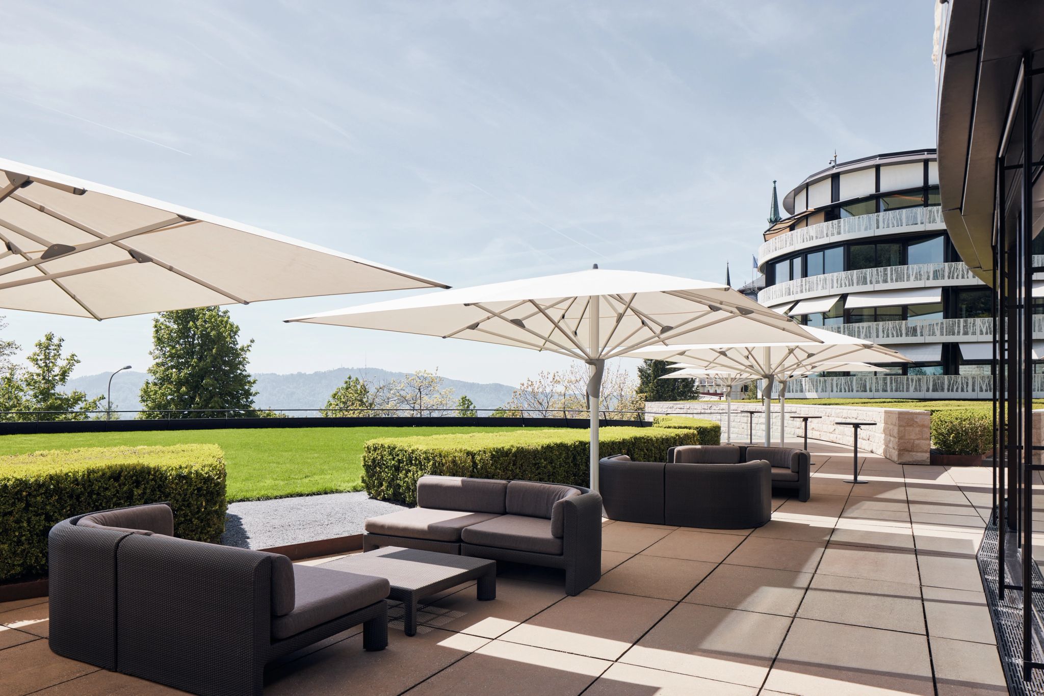 terraço com vista – vista alpes suiços – arquitetura moderna - lounge ao ar livre