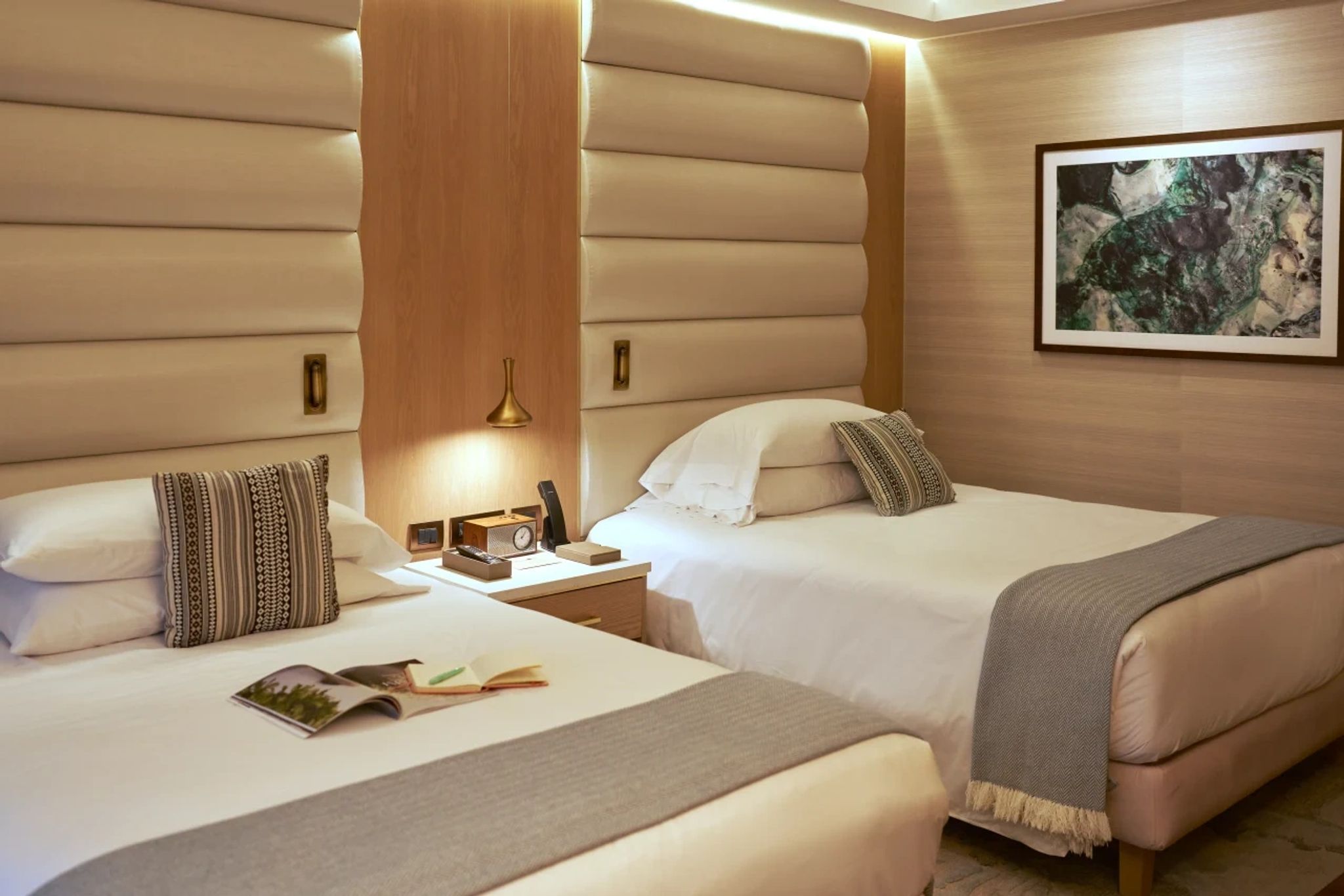 Two-Bedroom Family Suite cama king size - vista cordilheira andes - quarto familiar