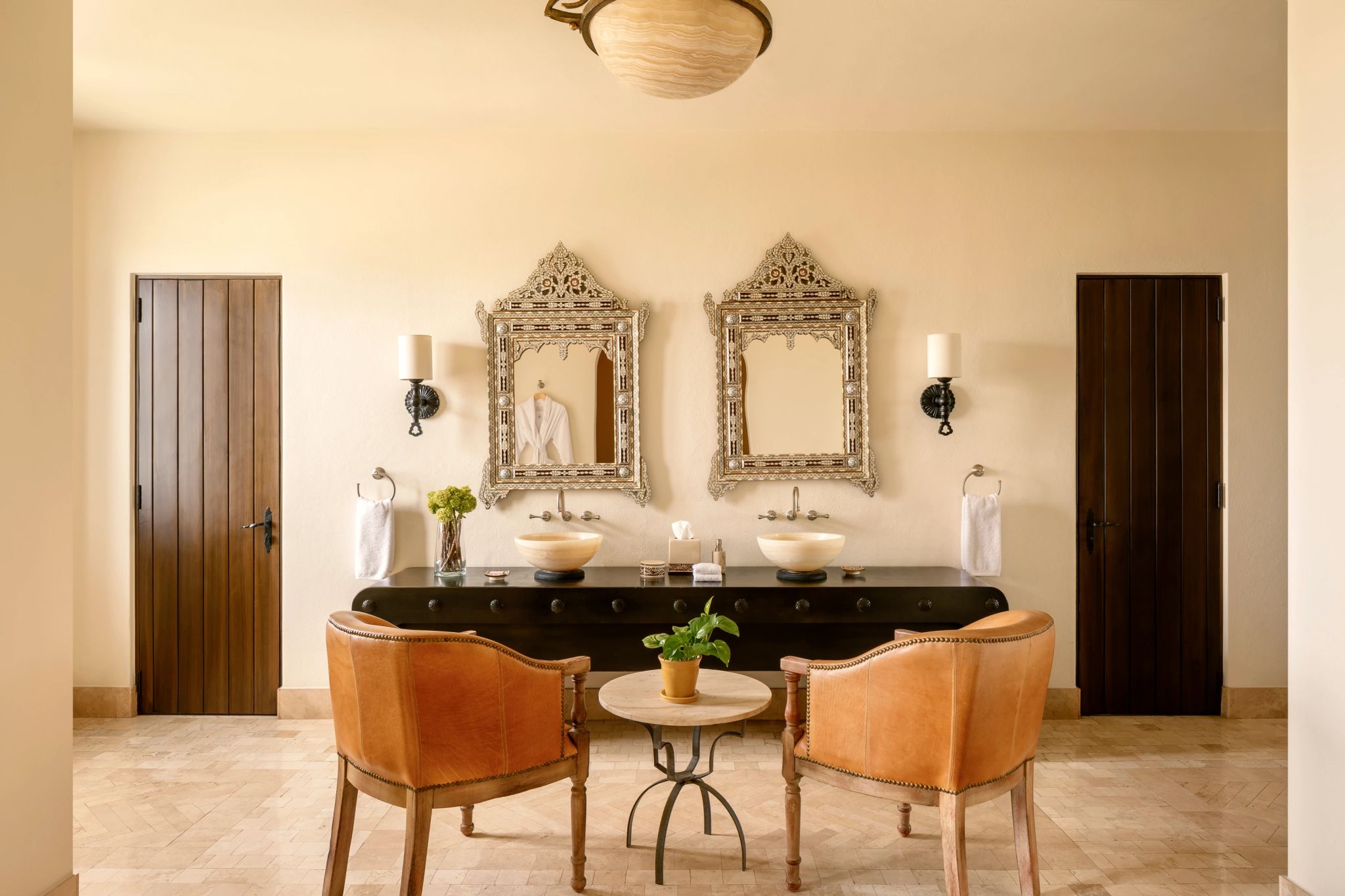 Rosewood Suite banheiro amplo - decoracao elegante - pia dupla