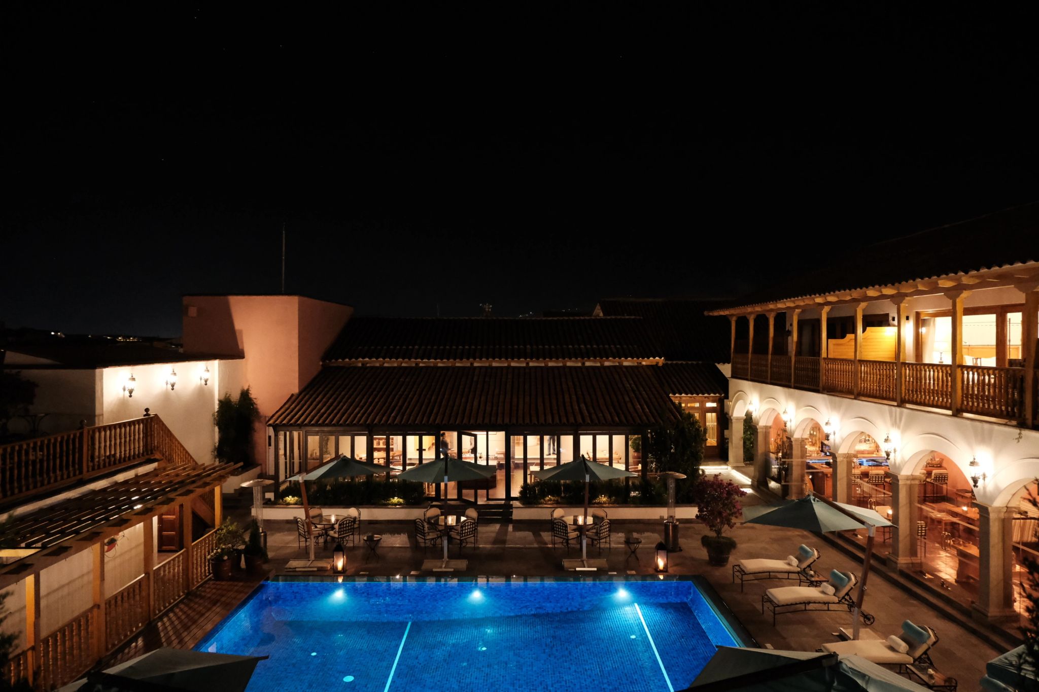 Piscina piscina do hotel – lazer de luxo – vista noturna