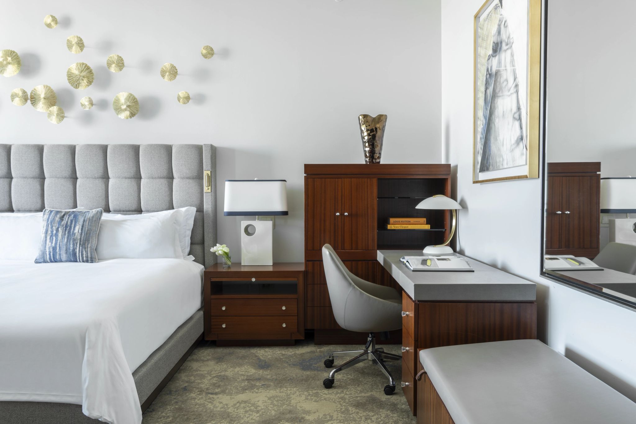 quarto de hotel - cama queen - mesa de trabalho