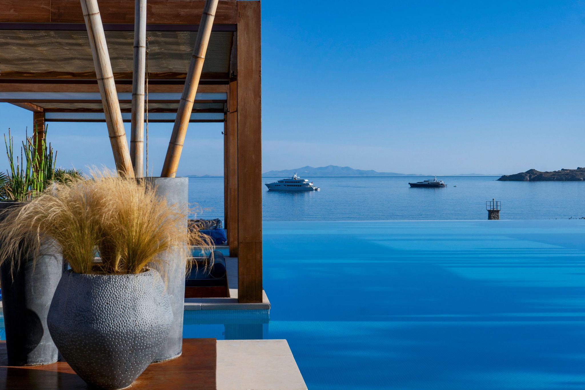 piscina borda infinita - piscina frente mar - piscina de luxo