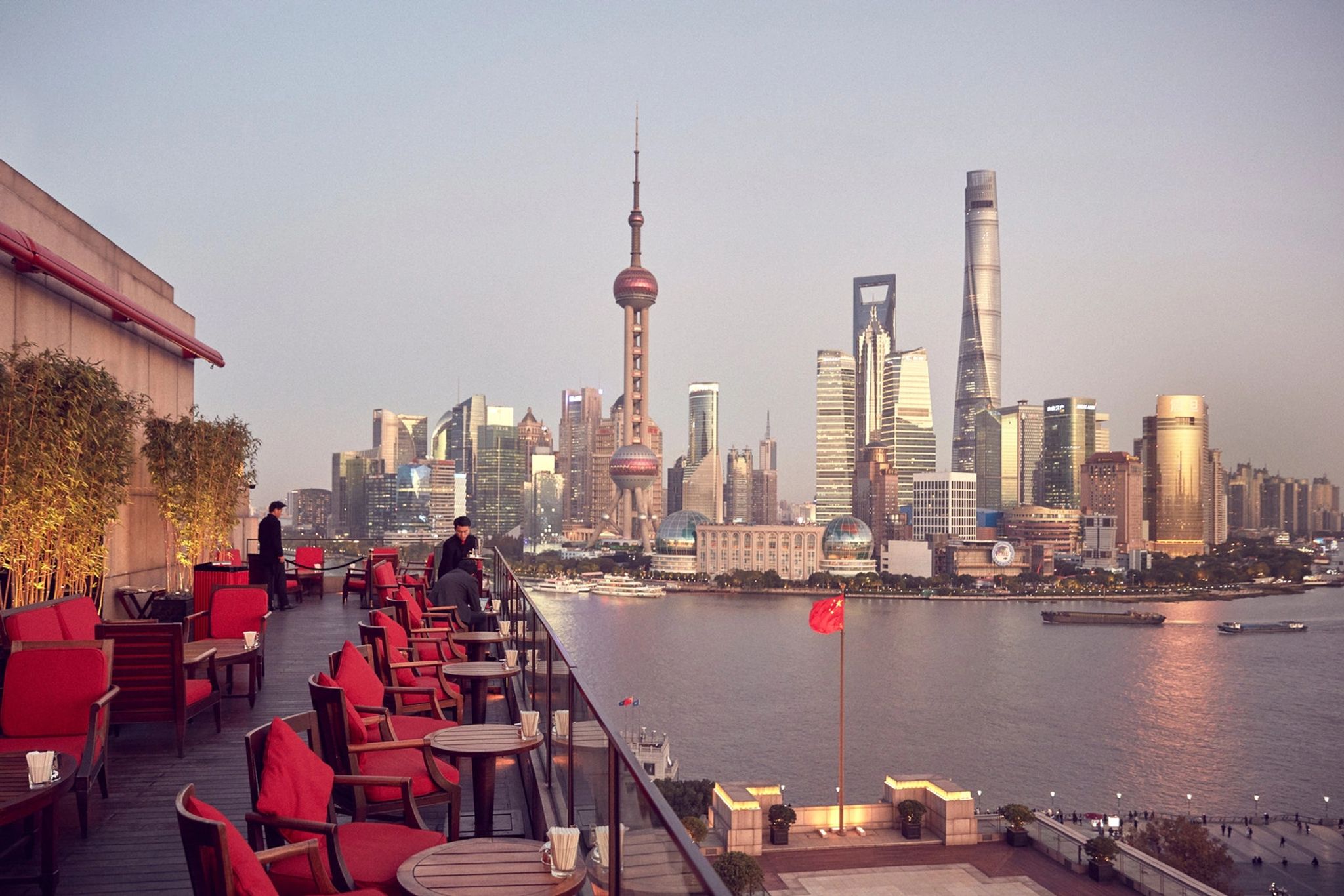 rio huangpu – restaurante com terraço - vista para xangai – alta gastronomia