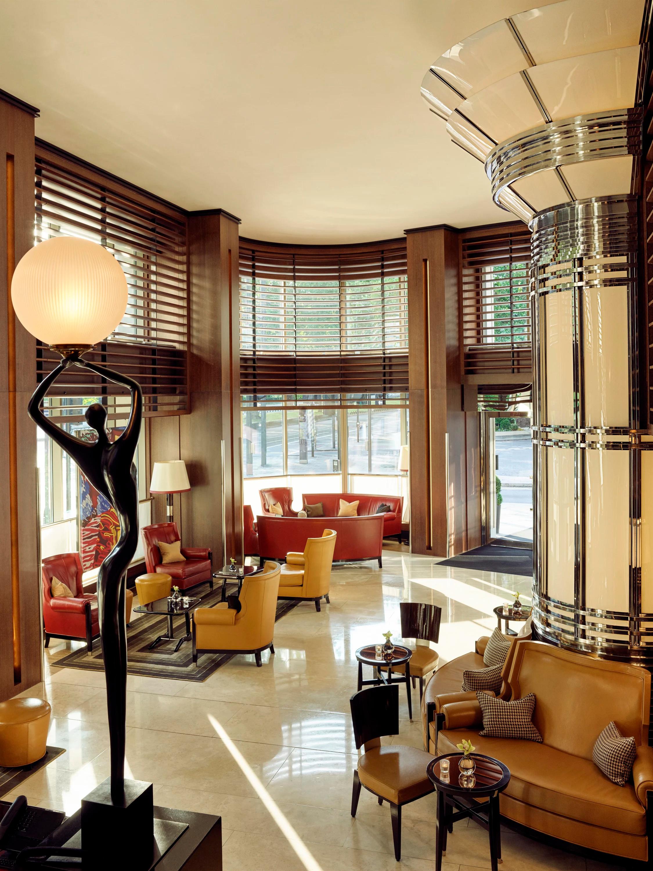 area de lounge - escultura moderna - hotel em londres - 45 park lane