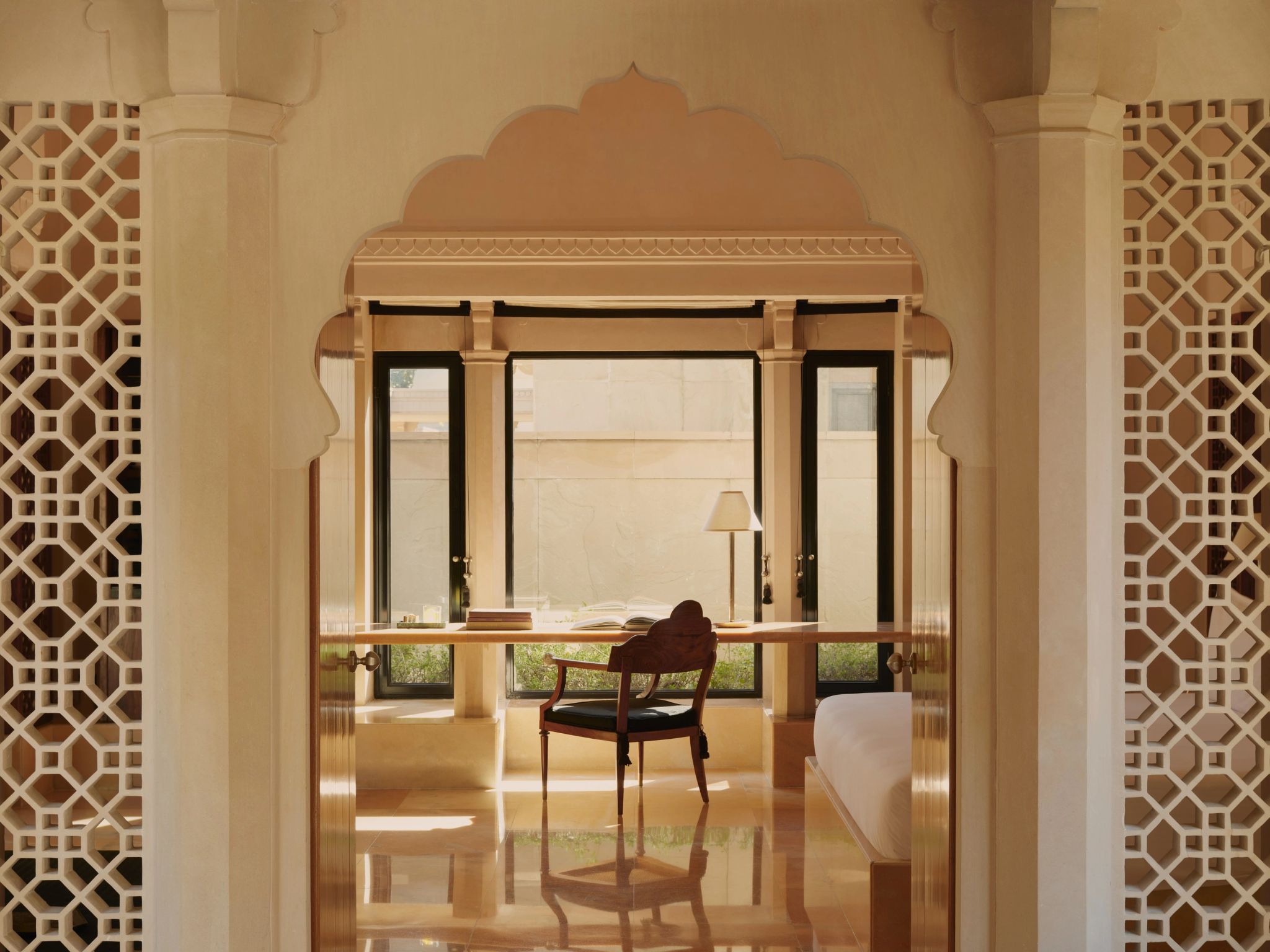 Pool Pavilion arquitetura palaciana - mesa de trabalho - design de luxo