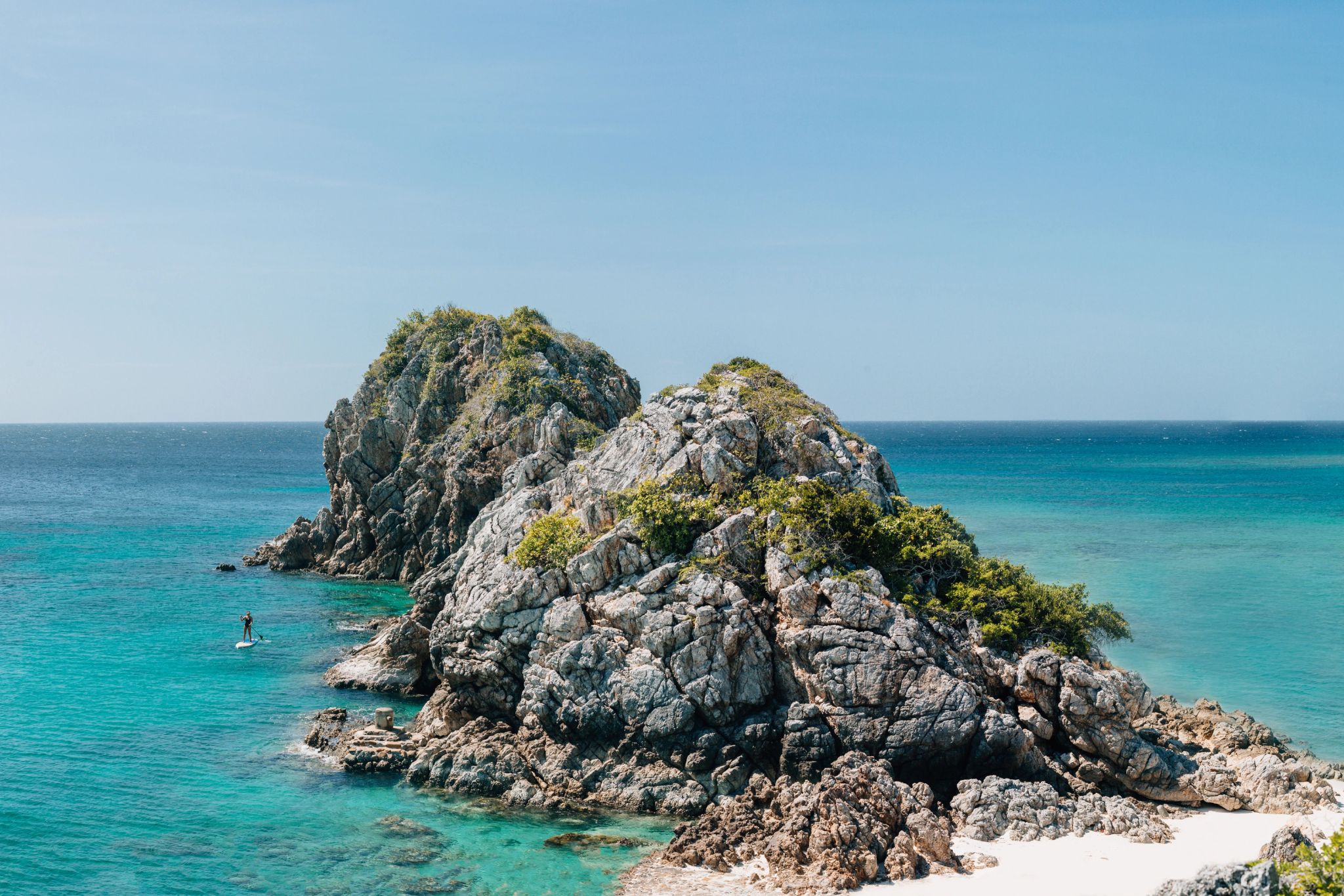 Vista aérea da praia paddle board – contato com a natureza – esportes aquaticos