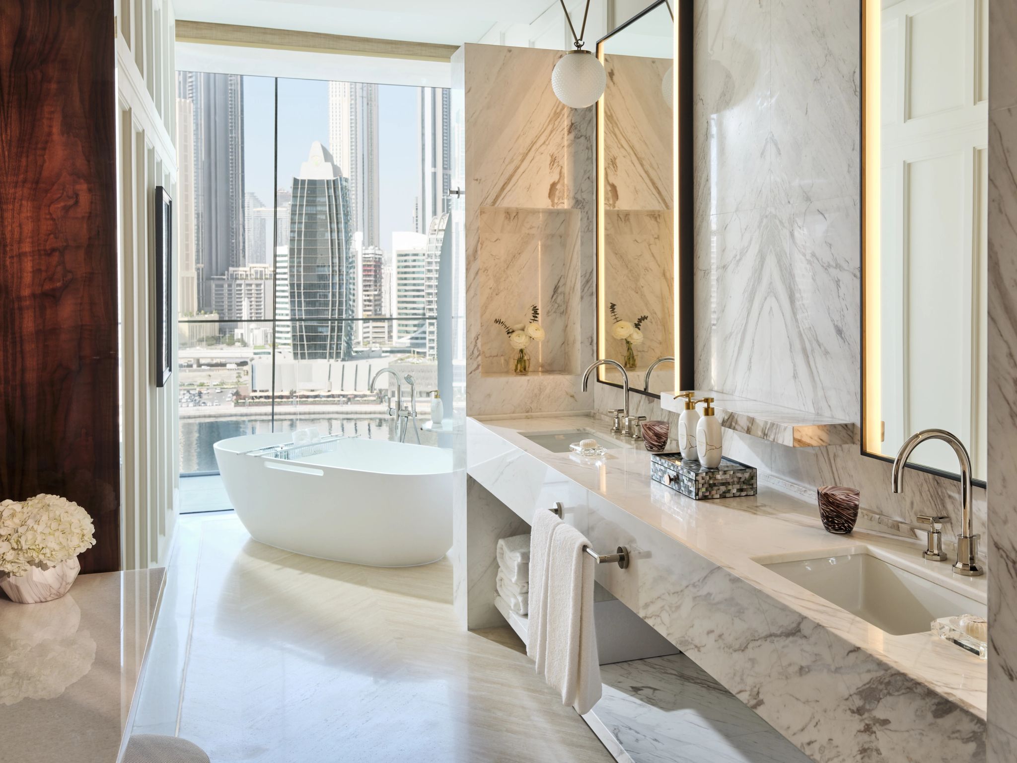 banheiro com vista – banheira de luxo – banheiro de marmore