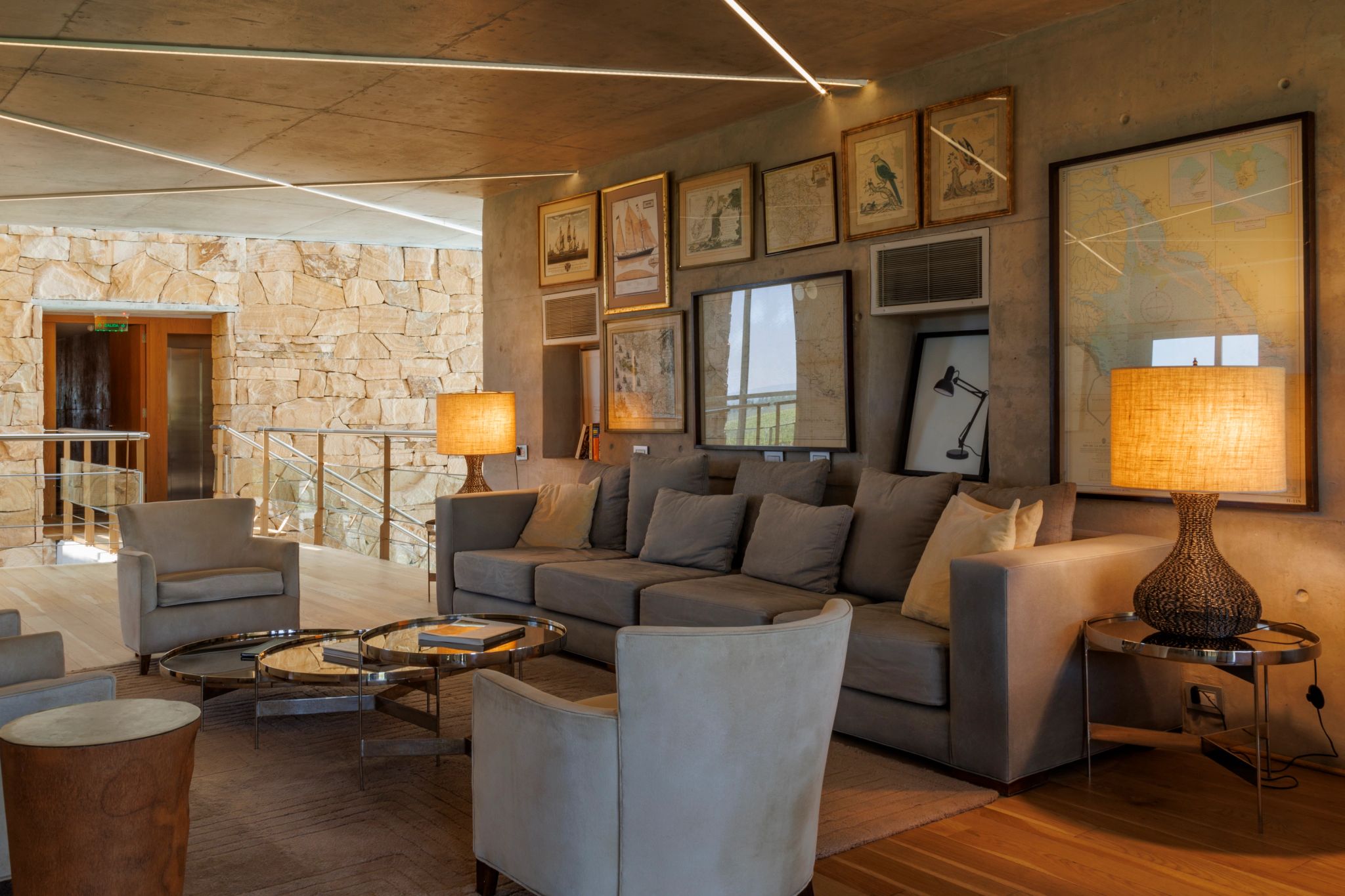 Sala de estar ambiente elegante e artístico no interior do hotel de luxo