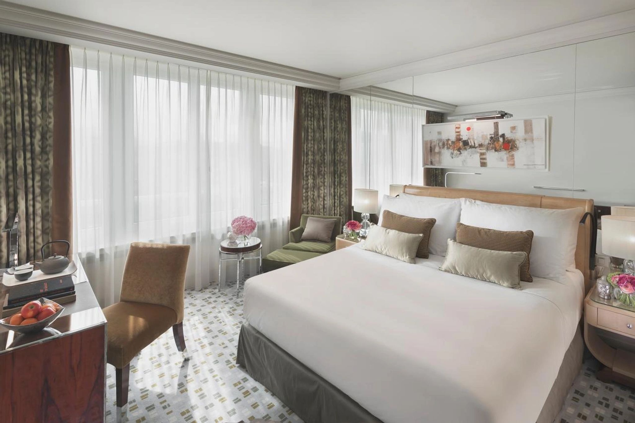 quarto do hotel – cama king-size – decoracao moderna