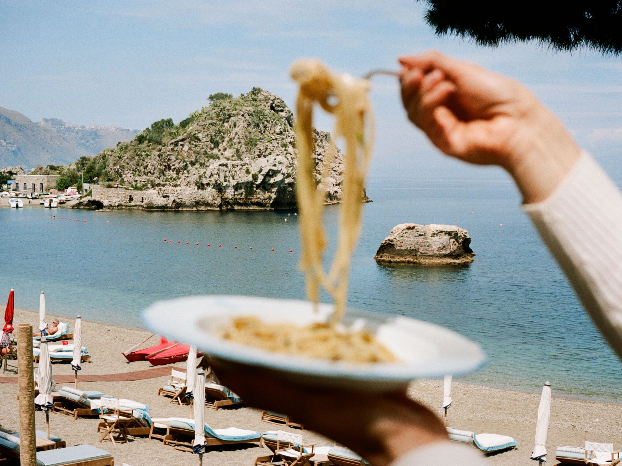 pasta italiana - gastronomia siciliana - culinaria mediterranea - almoco na praia