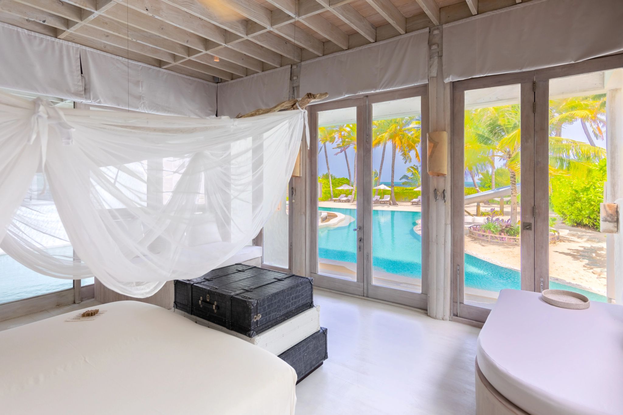 Four Bedroom Island Reserve Slide quarto vista piscina - cama de dossel - quarto casal