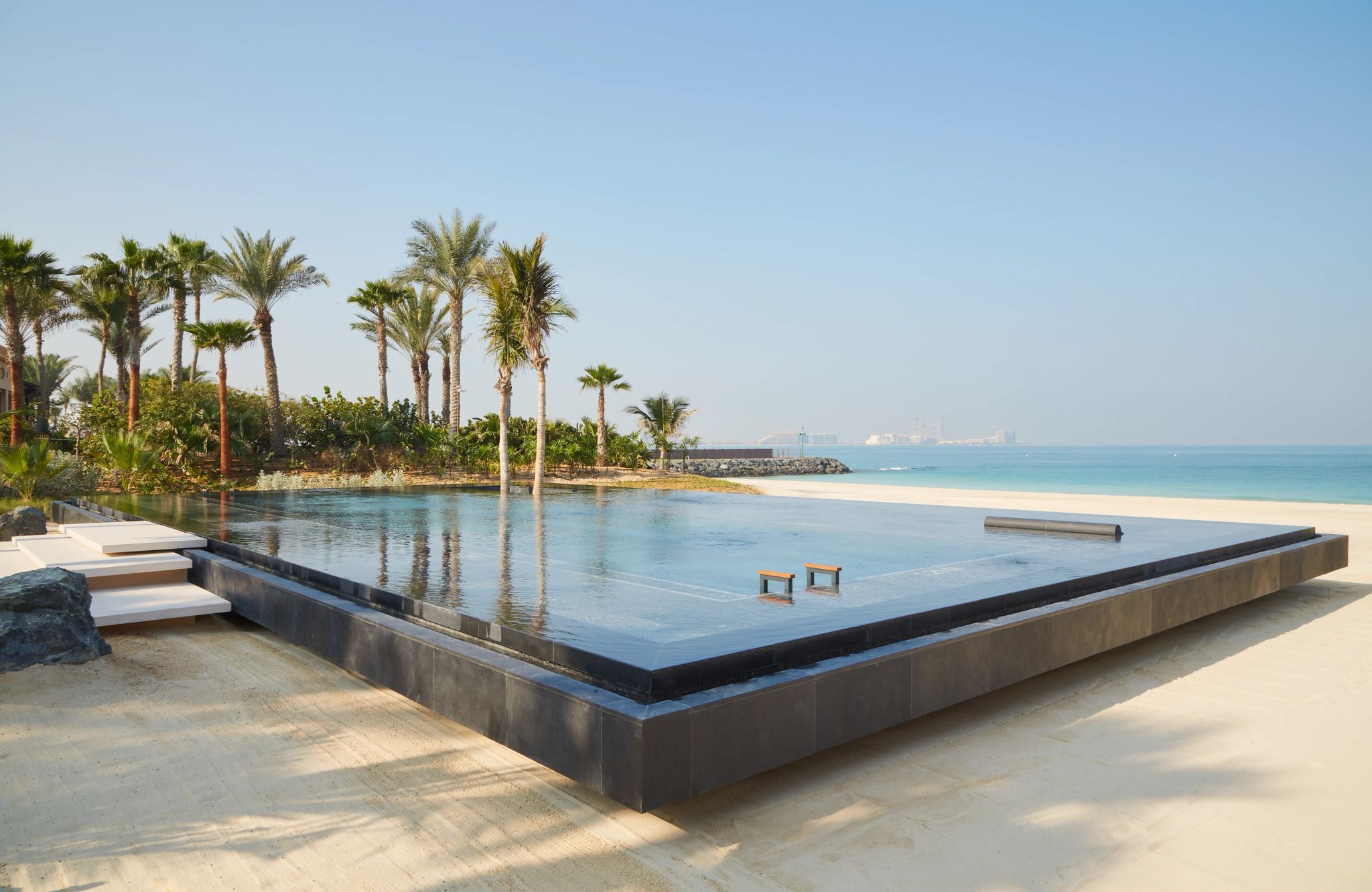 piscina de borda infinita com vista para o mar em resort de dubai