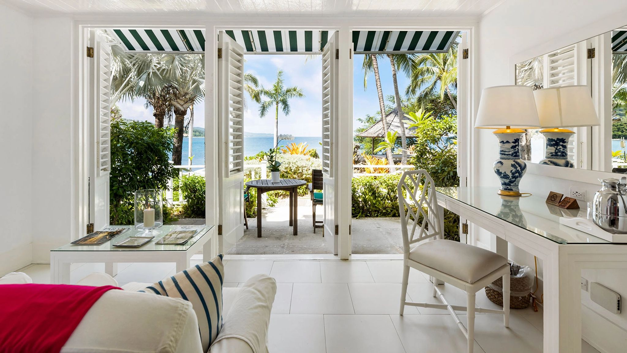 Premium Oceanfront Balcony King  sala de estar - quarto com sala - mesa de trabalho - vista mar