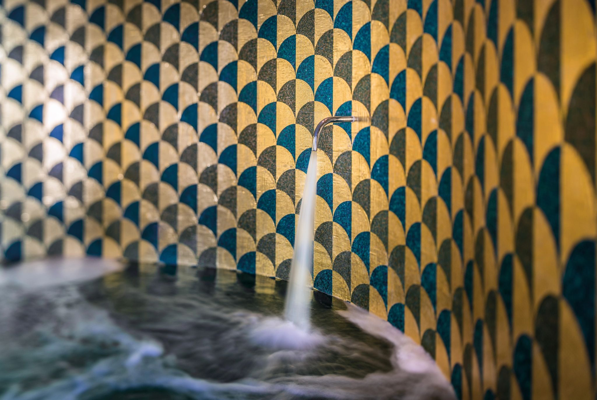 Vitality Pool  piscina interna mosaico dourado - spa bvlgari dubai - ambiente termal elegante