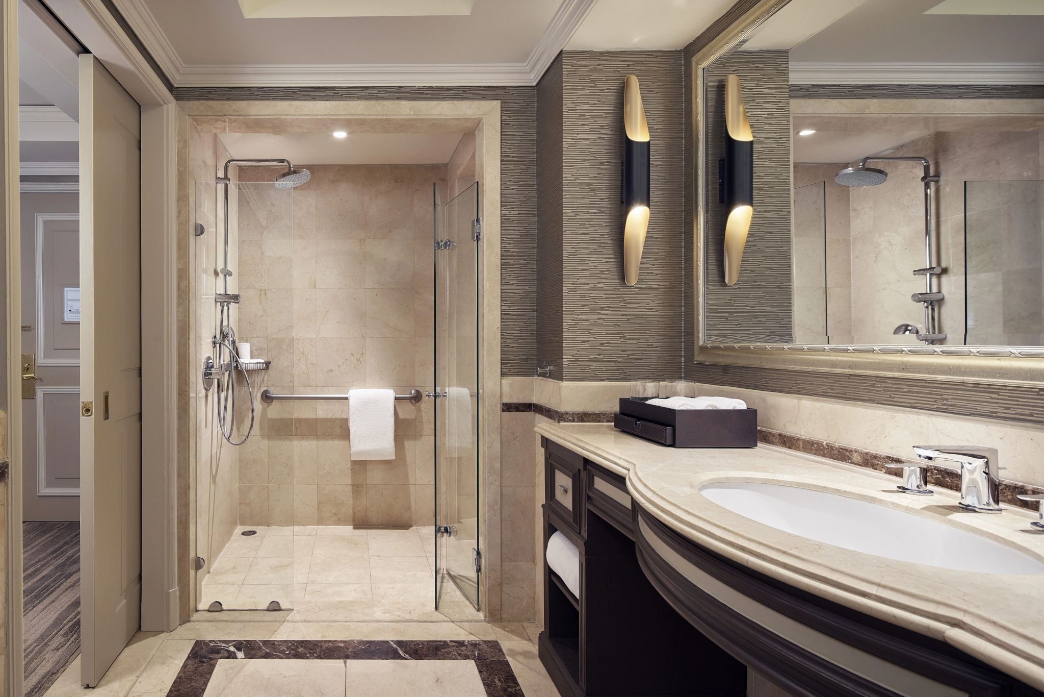 banheiro de luxo – piso de mármore - banheiro acessível