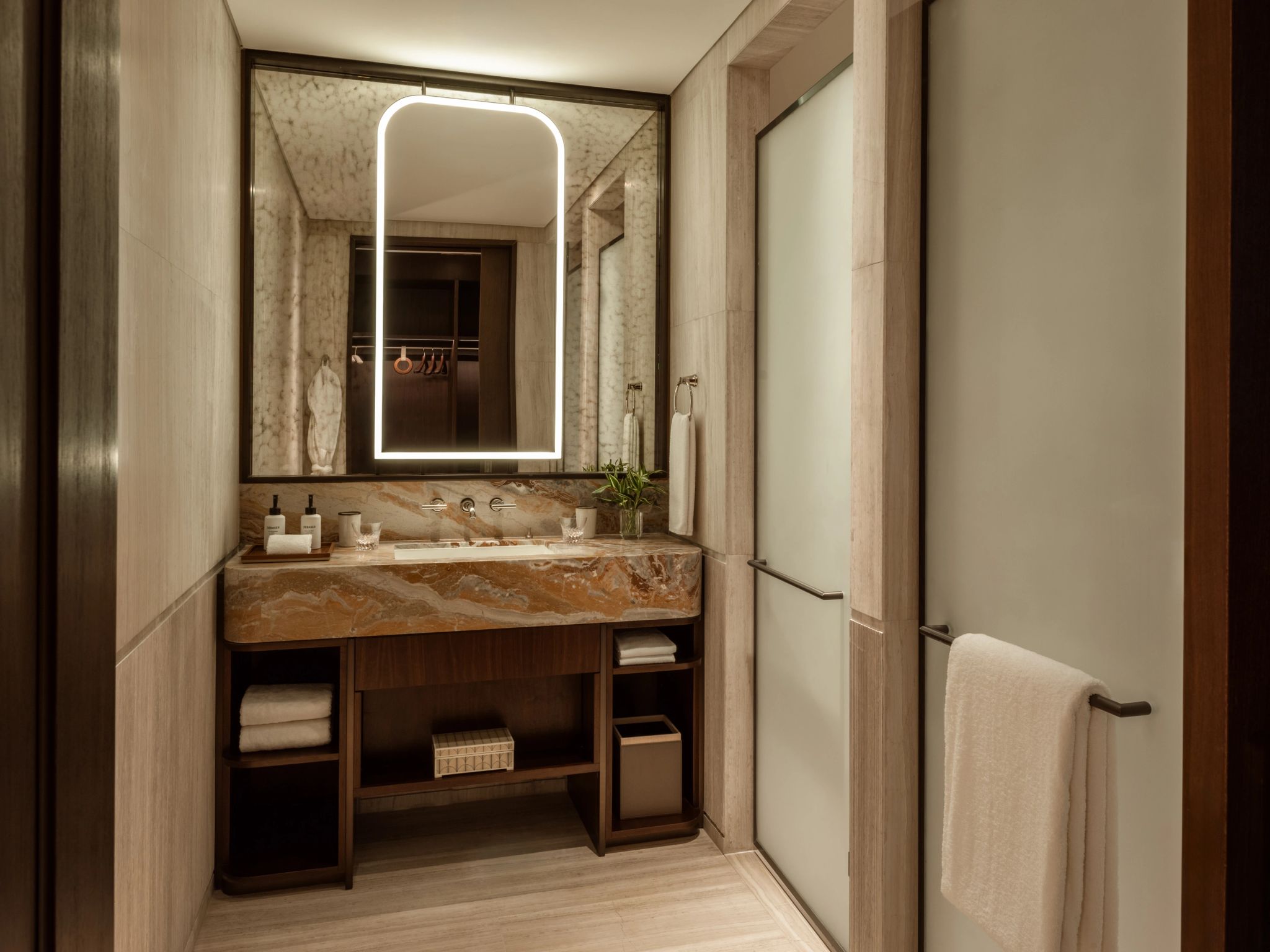 Three Bedroom Lagoon View Apartment chuveiro alta pressao - banheiro chique - banheiro em marmore