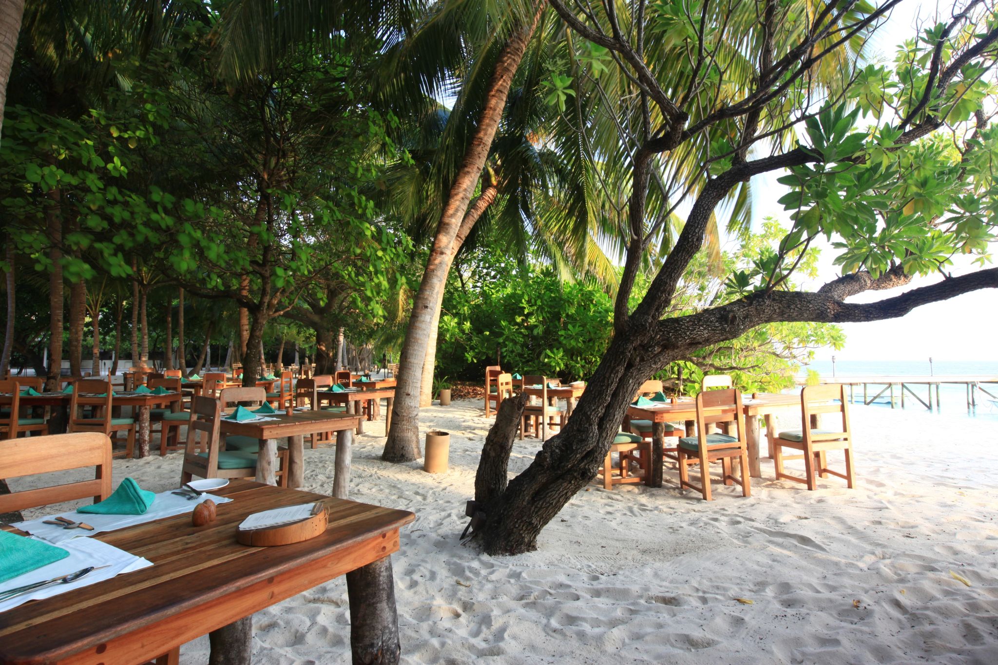 Soneva Fushi - Mihiree Mithaa restaurante na praia - mesas frente mar - servico exclusivo