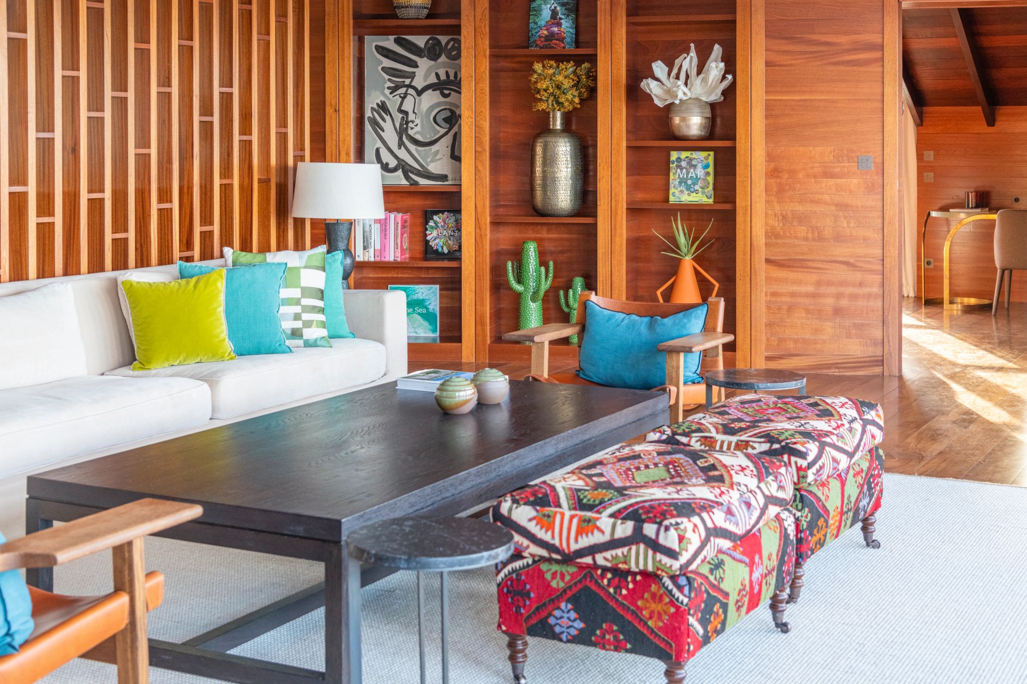 Signature Suite Howard Hughes - Jeanne Le Menn sala da suite - decoracao com arte - sofa de luxo