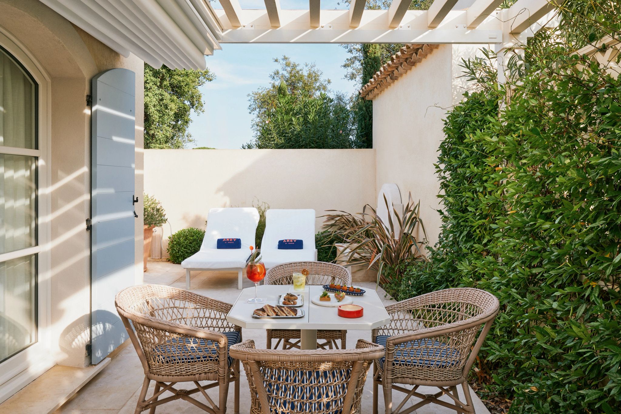 Arev Garden Cottage terraço privativo - mesa de jantar - varanda com jardim