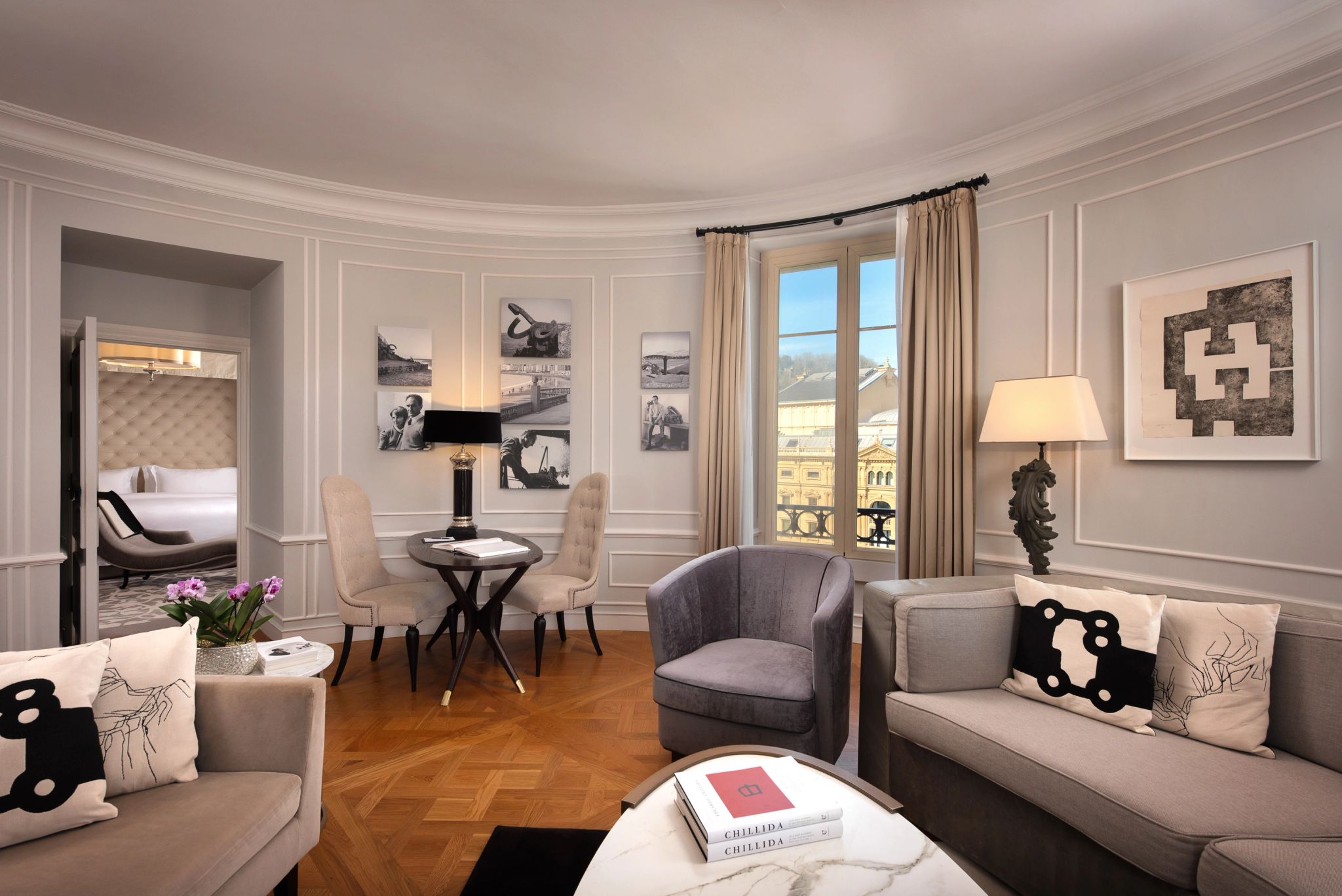 Eduardo Chillida Suite One Bedroom Suite King River View Corner sala de estar - suite com sala - sala moderna